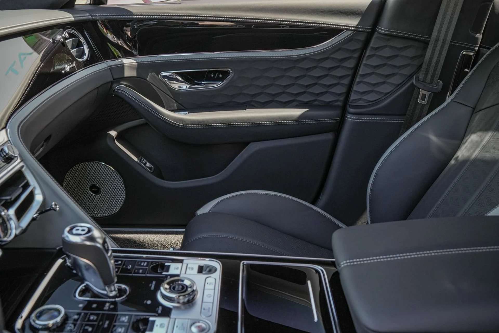 mph021_3316092956_Hi_Tech_Luxury_Imports_LLC_SCBBR_6_ZG_8_SC_021779_image_21_6a13fc5df0