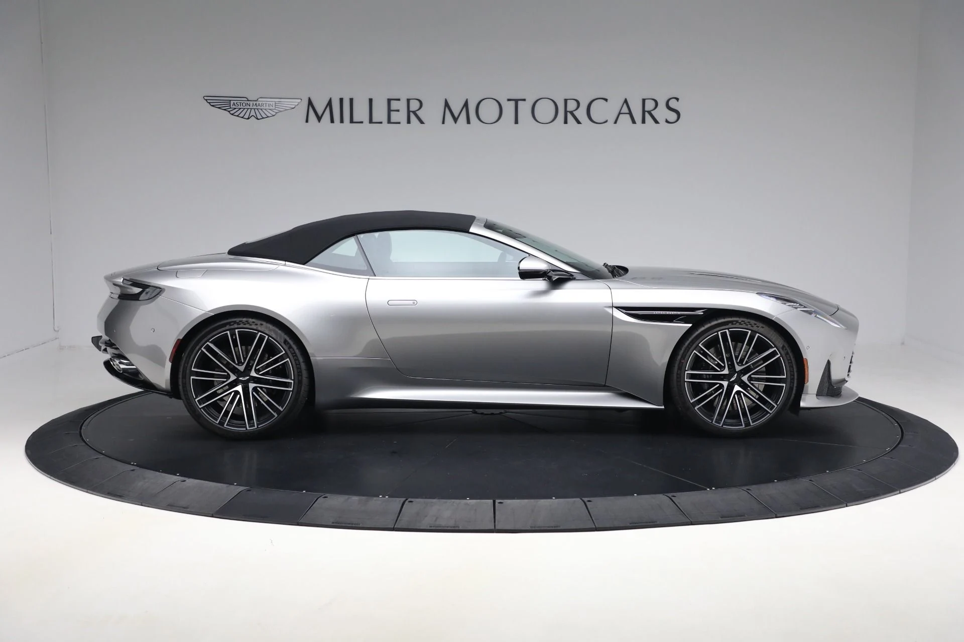mph021_3328807568_New_2026_Aston_Martin_DB_12_Volante_80e02fb895