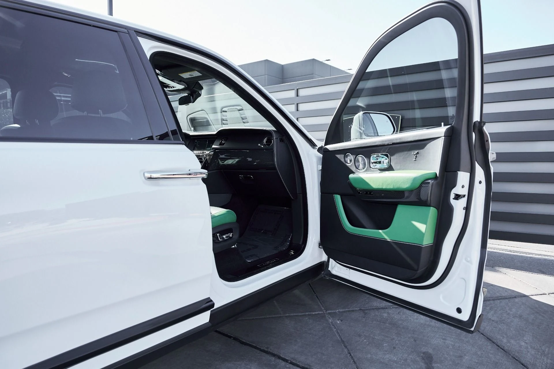 mph021_3361278598_Used_2023_Rolls_Royce_Cullinan_Black_Badge_1769736417_0c53e2ed0e