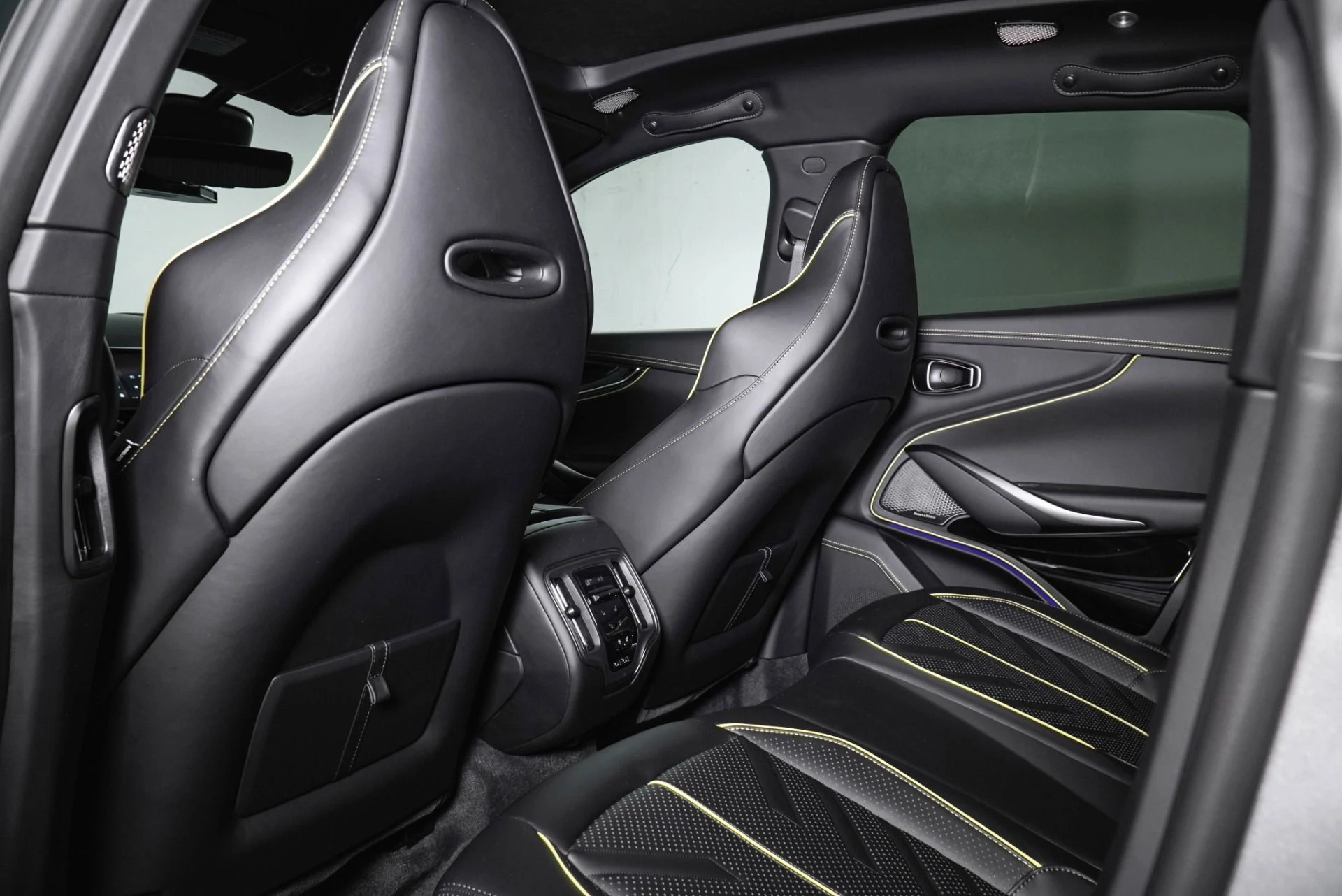 mph021_3395087232_New_2026_Aston_Martin_DBX_S_1790660353_2de303d269