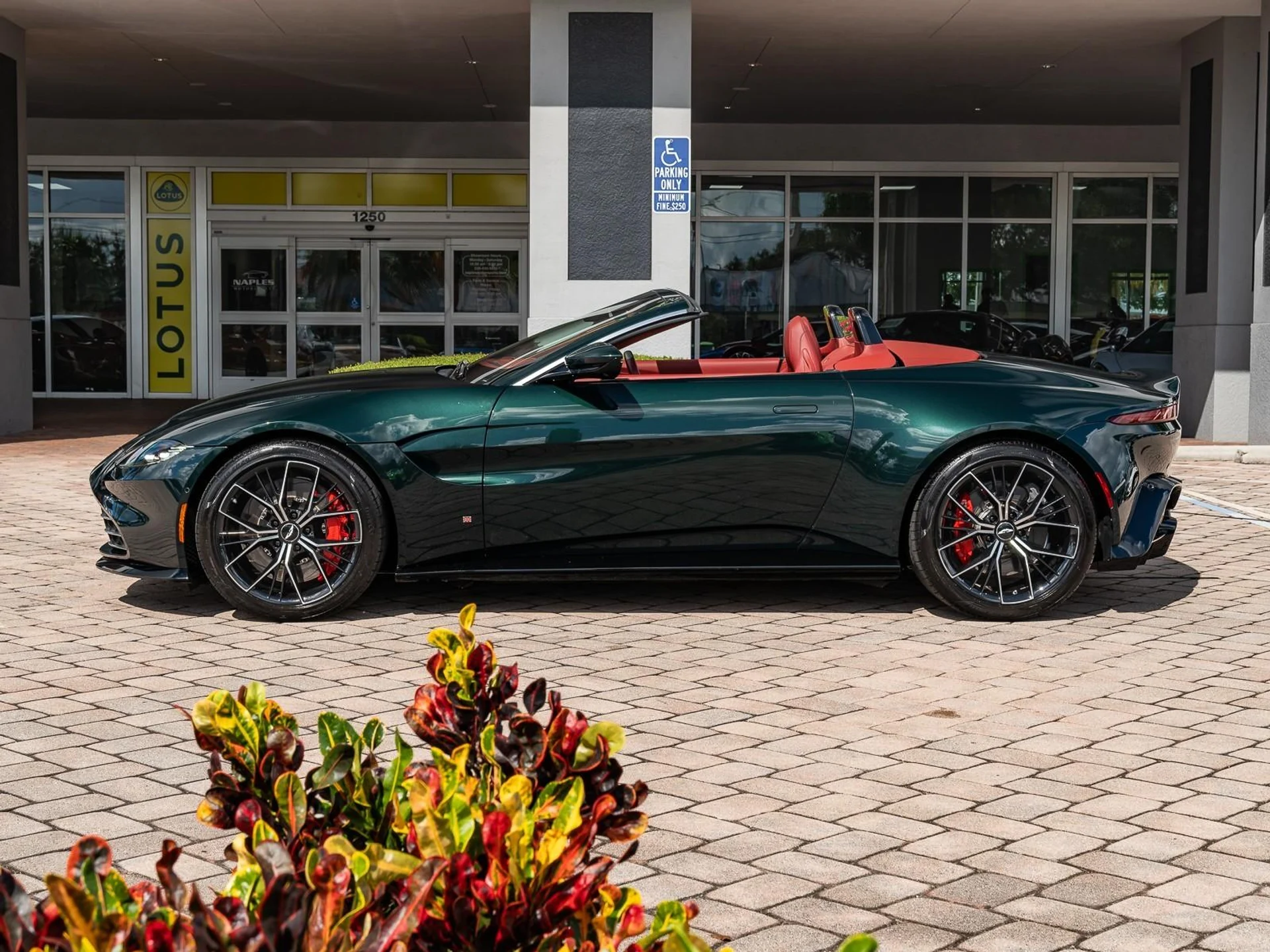 mph021_3397574275_Used_2021_Aston_Martin_Vantage_1753207578_273fca0666