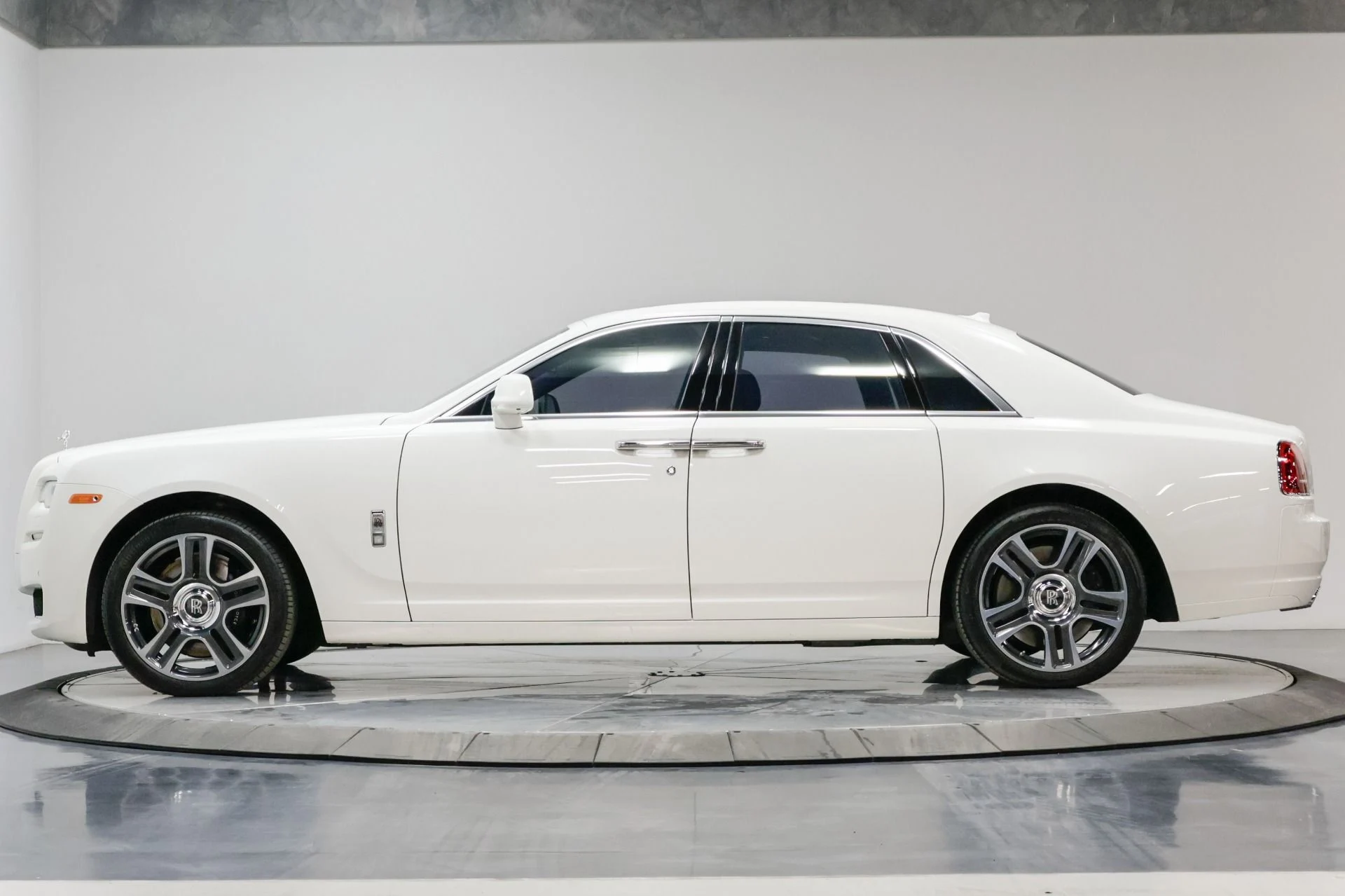 mph021_343843493_Used_2016_Rolls_Royce_Ghost_Base_1761576536_2a08d5d147