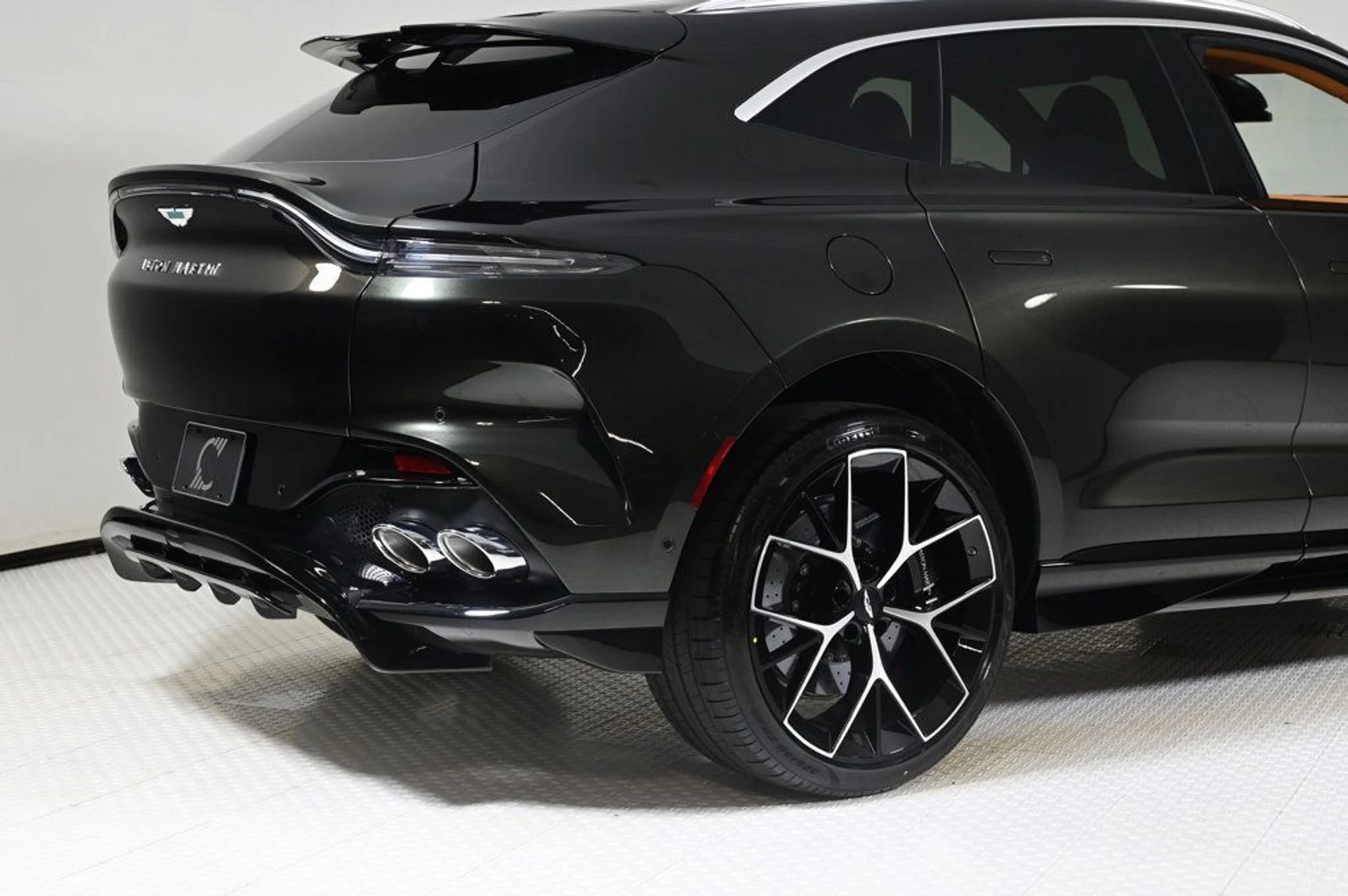 mph021_345899146_new_2026_aston_martin_dbx_707awd_11350_22969430_22_1024_bc3d371add