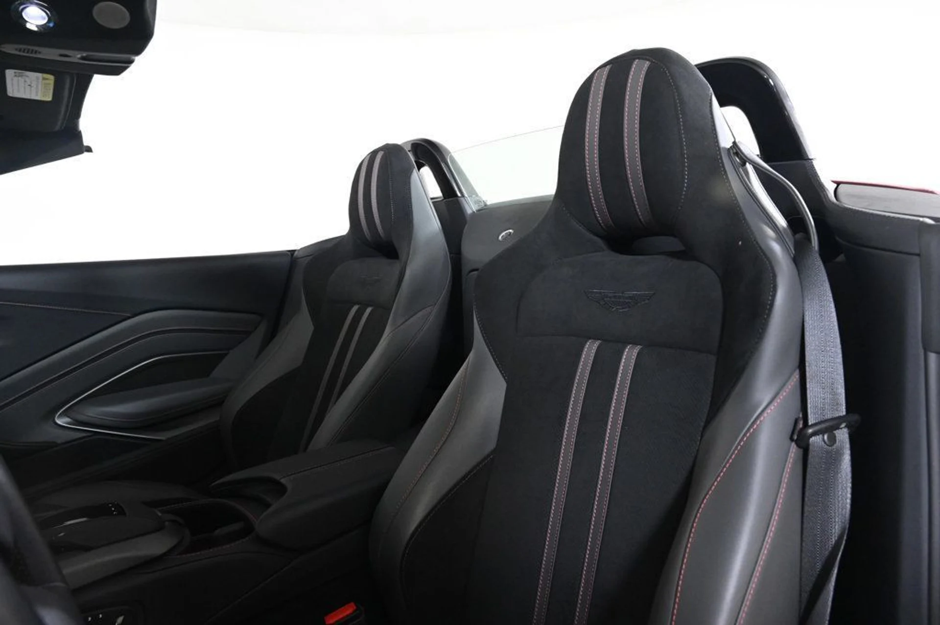mph021_3459494254_used_2023_aston_martin_vantage_roadster_11350_22920347_21_1024_94188b173a
