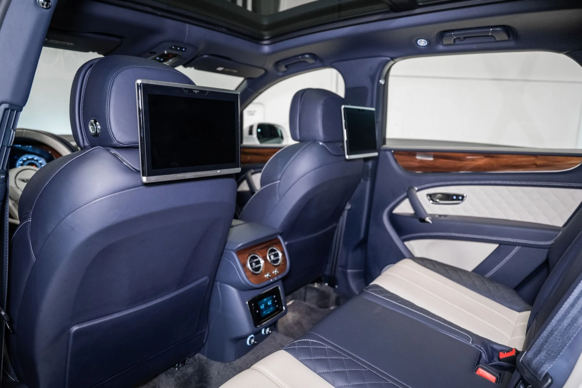 mph021_3464972744_Used_2019_Bentley_Bentayga_V8_1759420865_8761c0ca76