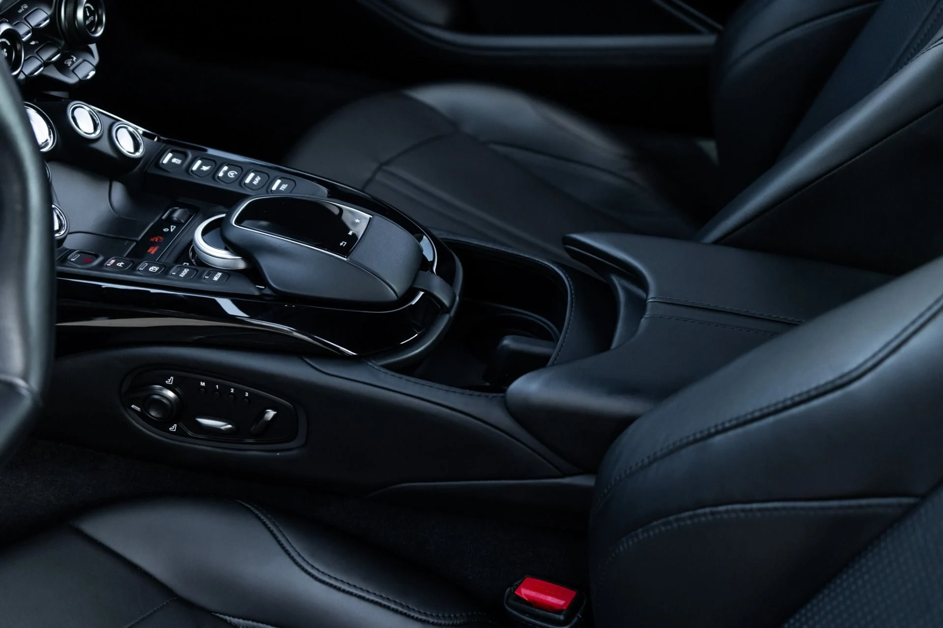 mph021_3470989638_Used_2019_Aston_Martin_Vantage_1789496200_b148b01490