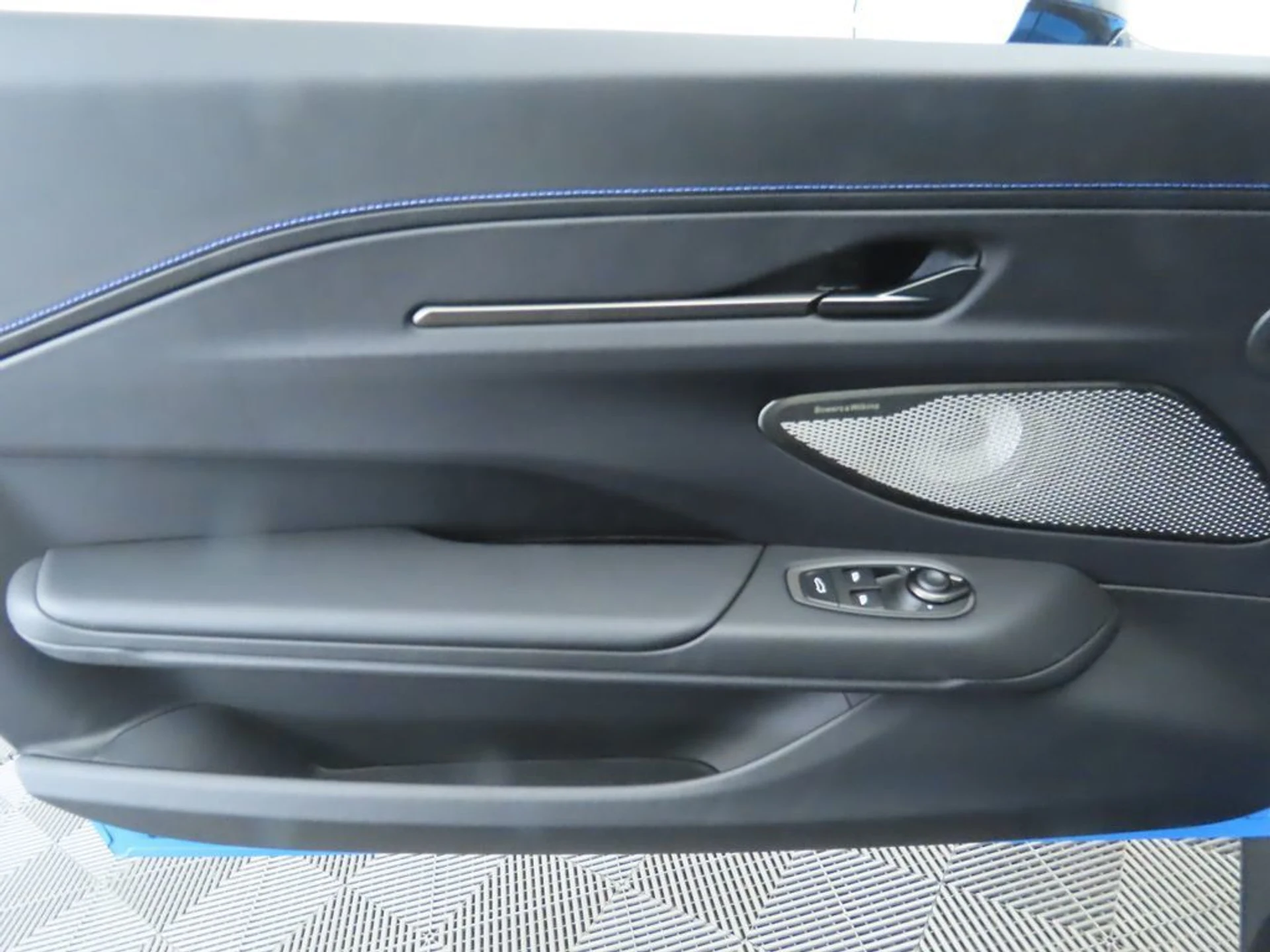 mph021_3500650995_used_2025_aston_martin_vantage_coupe_8119_23008719_22_1024_ae3561b9c8