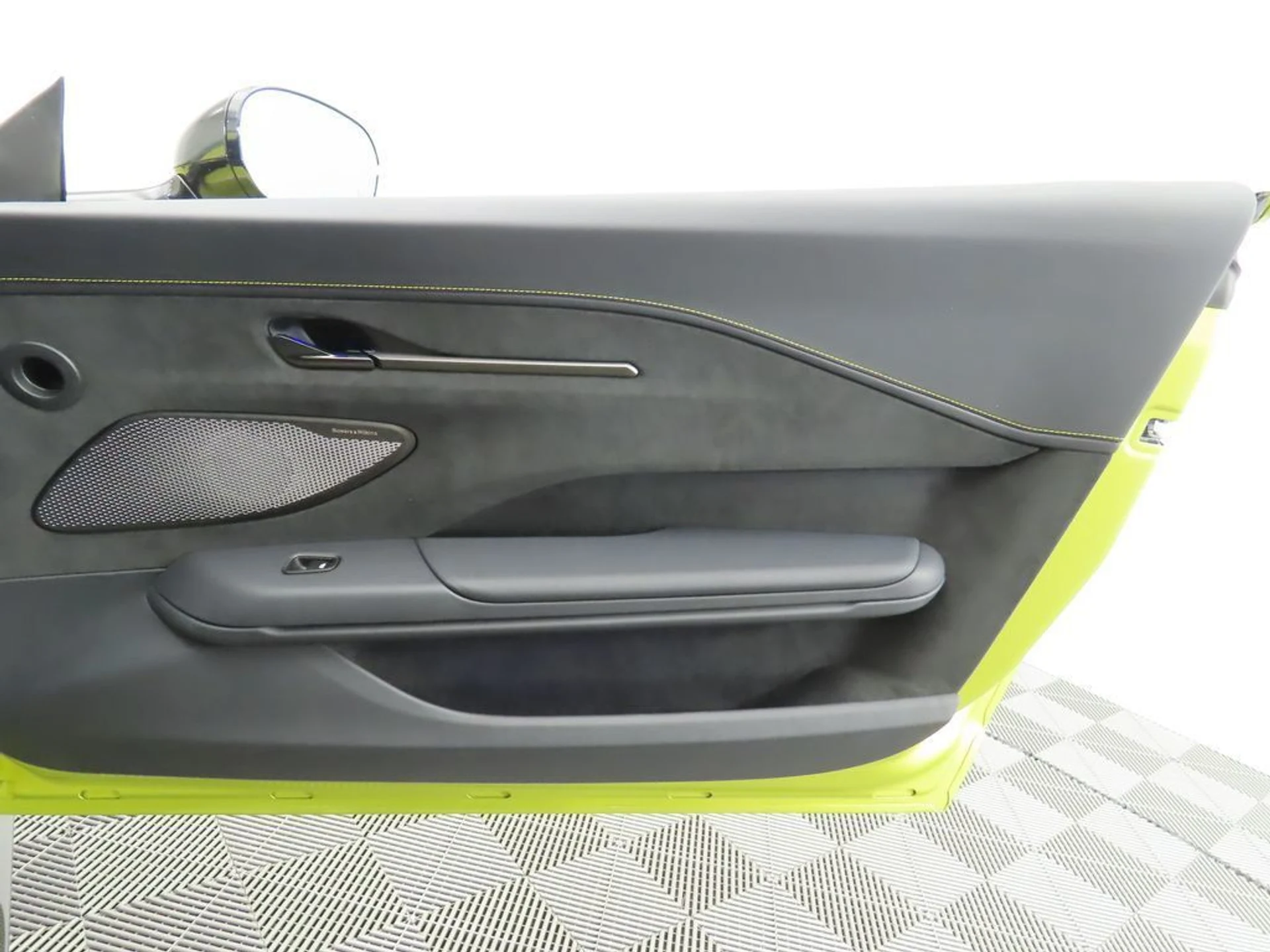 mph021_3508216434_used_2025_aston_martin_vantage_coupe_8119_22966347_22_1024_e375d086bc