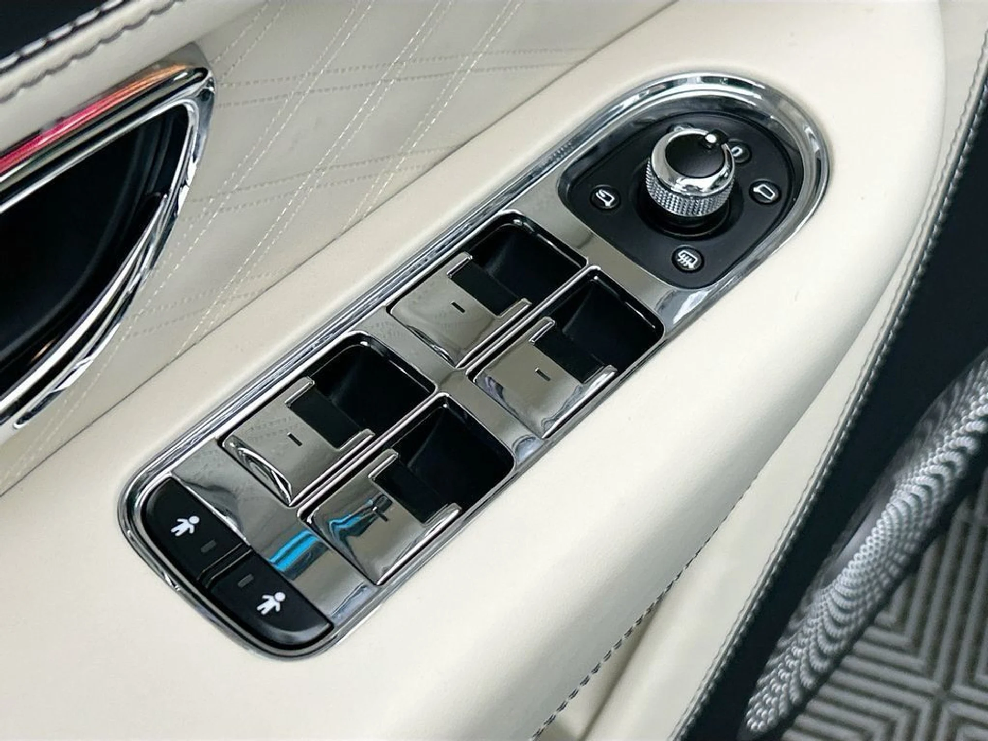 mph021_3511699685_used_2025_bentley_bentayga_ewb_v8awd_8119_22989350_22_1024_b46f2ba4a6