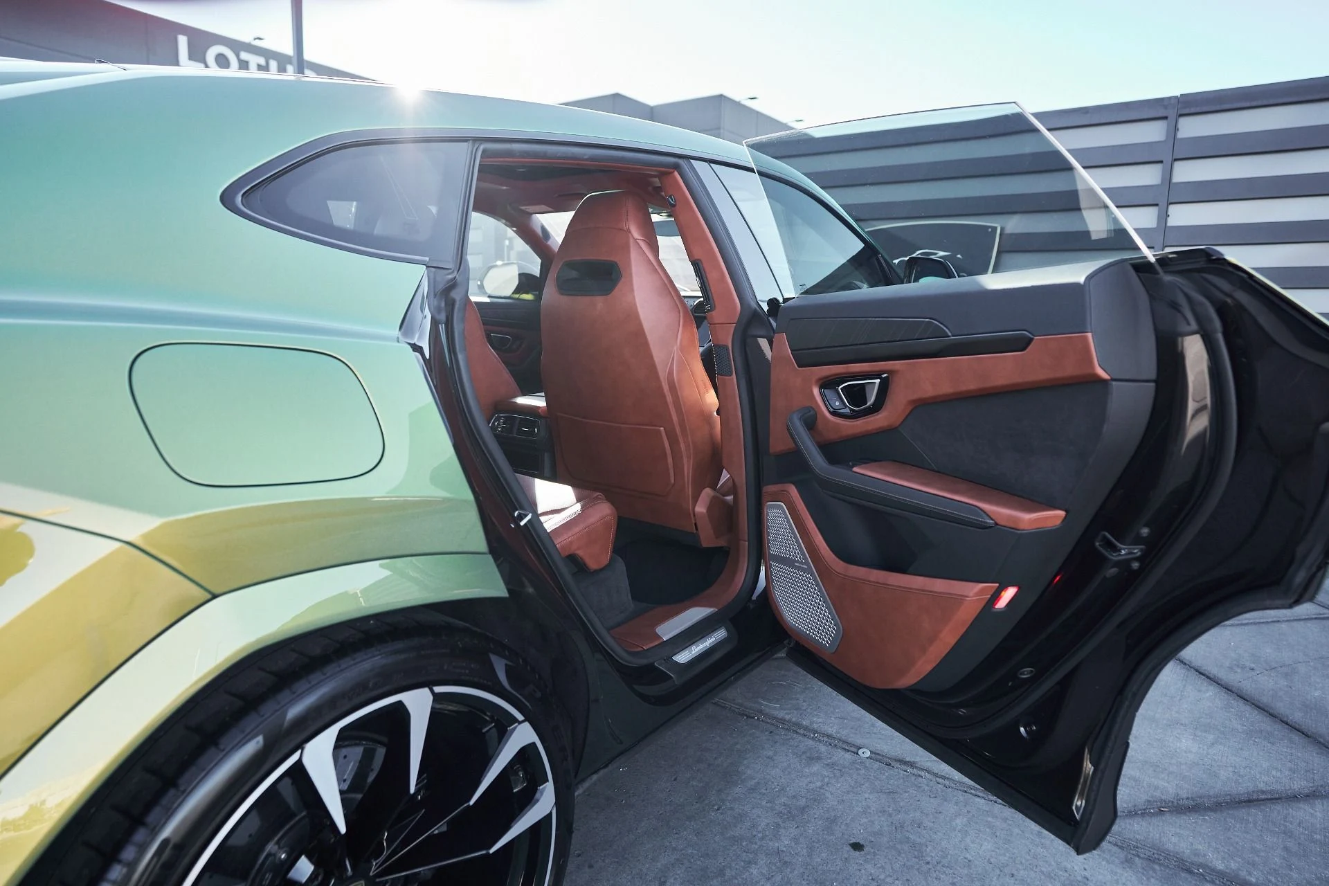 mph021_3518028816_Used_2022_Lamborghini_Urus_1764710432_c64d8f6ea9