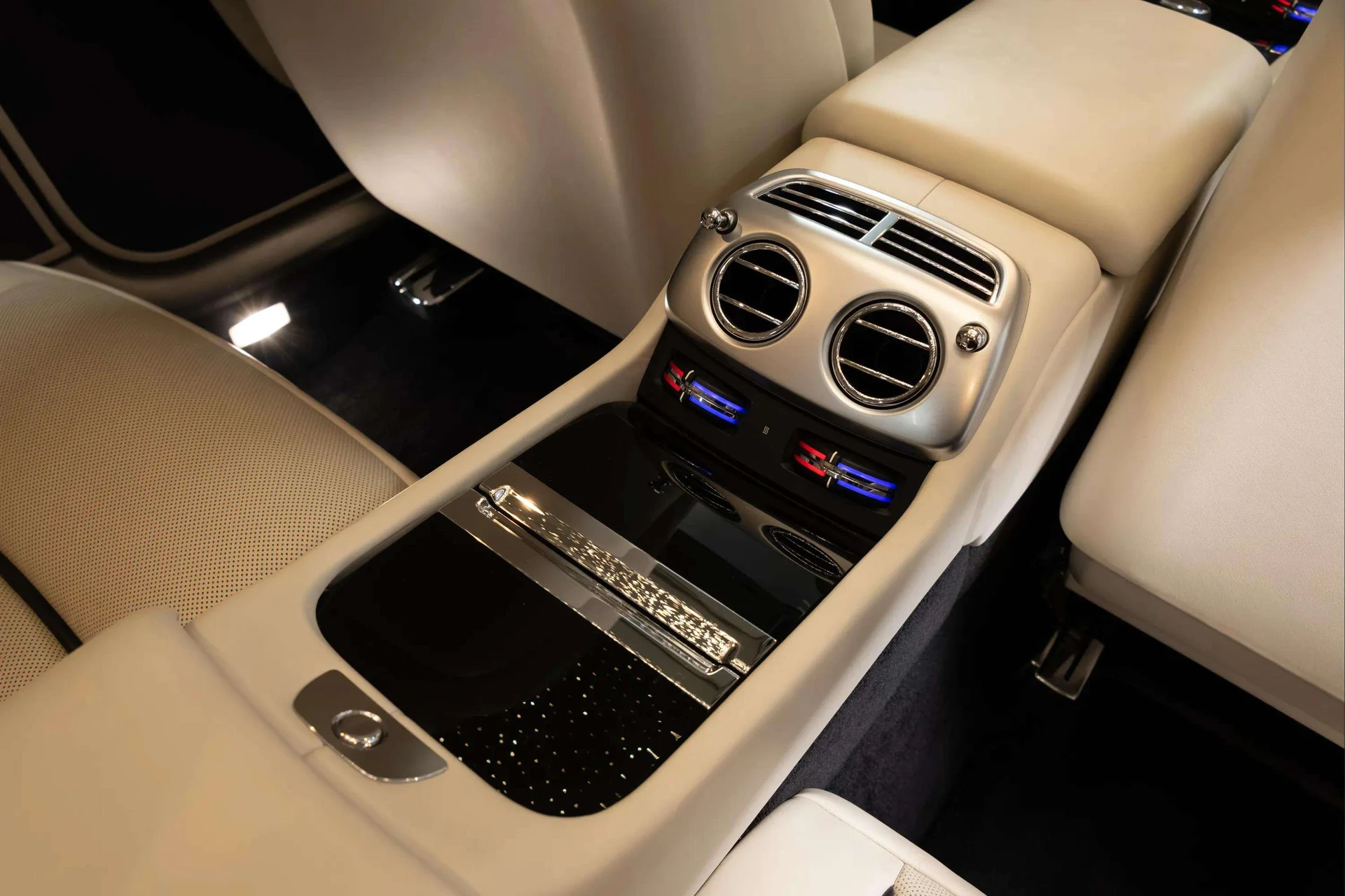 mph021_35205719_1857cd0c_12a4_4995_bdf2_098e993d5d33_201720_Rolls_Royce20_Wraith2028_SCA_665_C56_HUX_8653929_22_f8ac0a9179