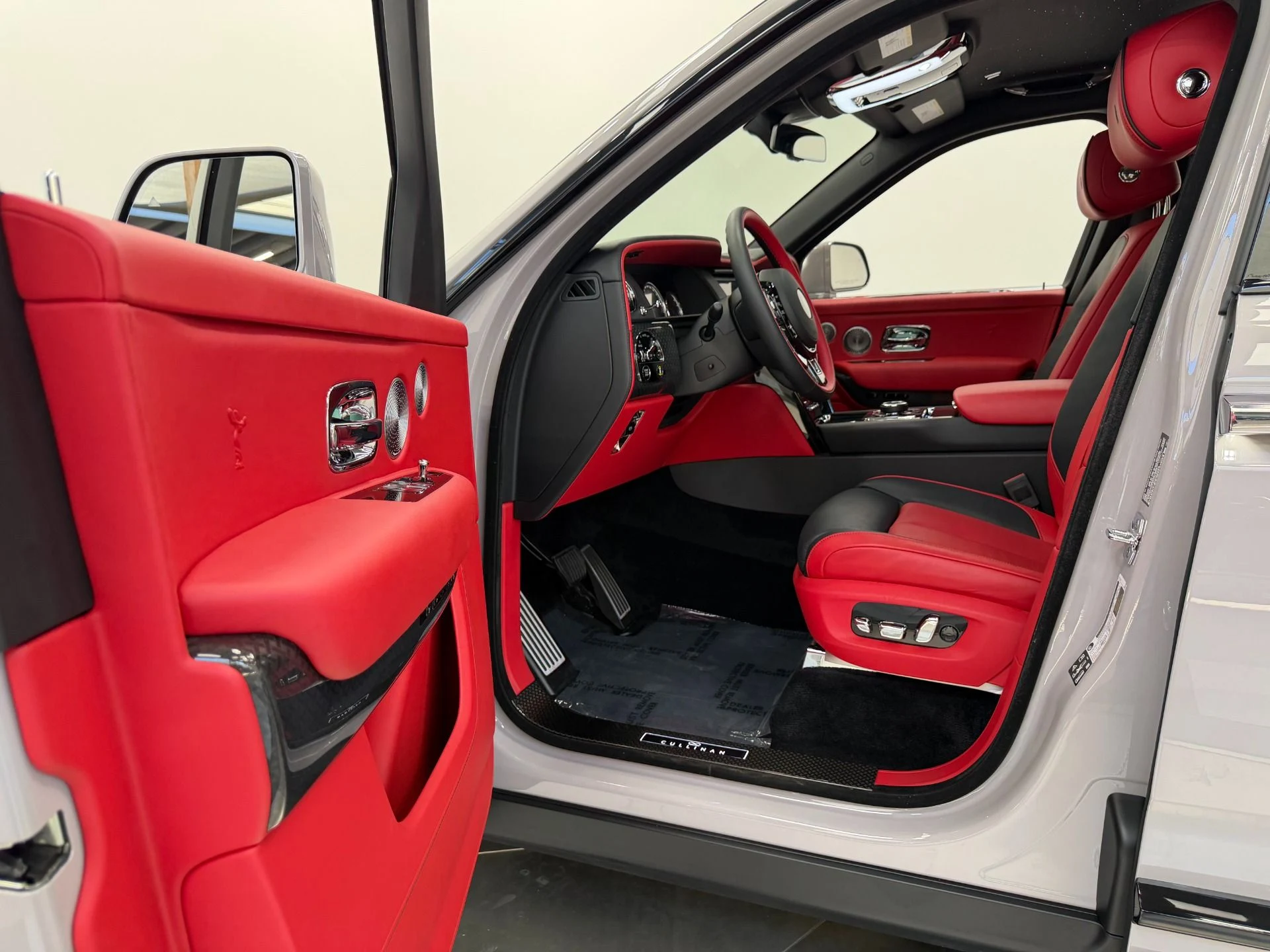 mph021_3569010198_Used_2024_Rolls_Royce_Cullinan_Black_Badge_Immersive_Rear_Seating_Rear_Theatre_Configuration_1782147217_0e982b9d15