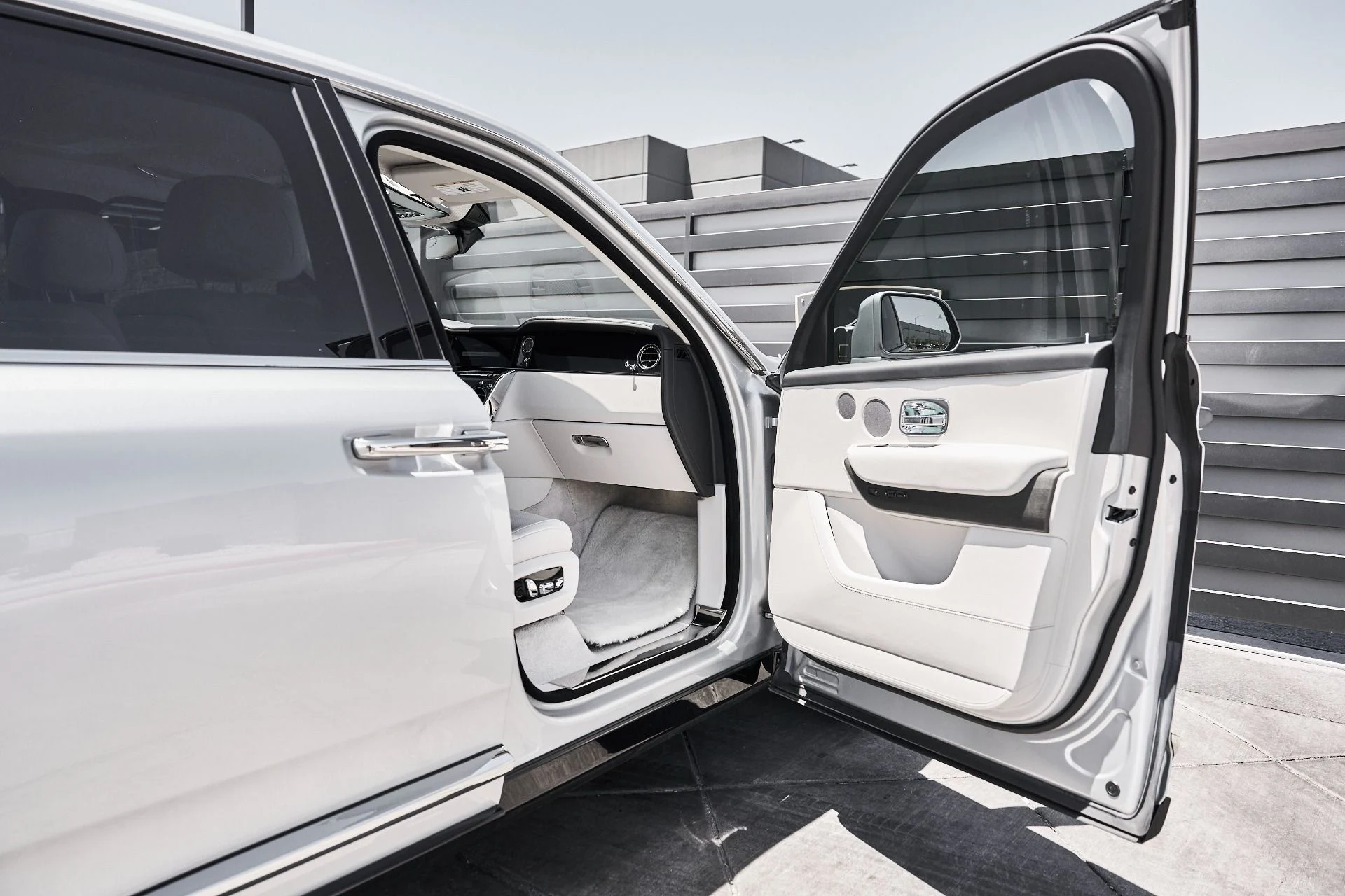 mph021_3572715307_Used_2025_Rolls_Royce_Cullinan_Base_1781217273_3adfafecc0