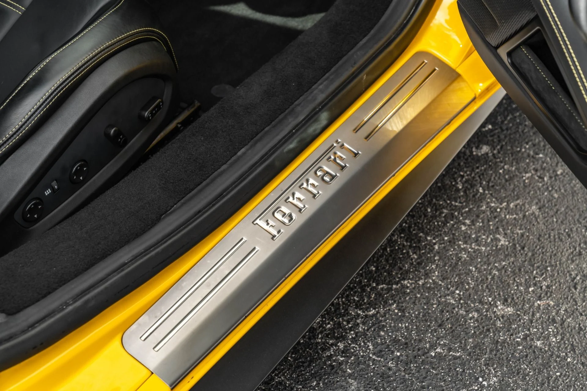 mph021_3609926036_Used_2013_Ferrari_458_Italia_Collector_Grade_in_Giallo_Modena_Carbon_1707420389_28dca6e0ee