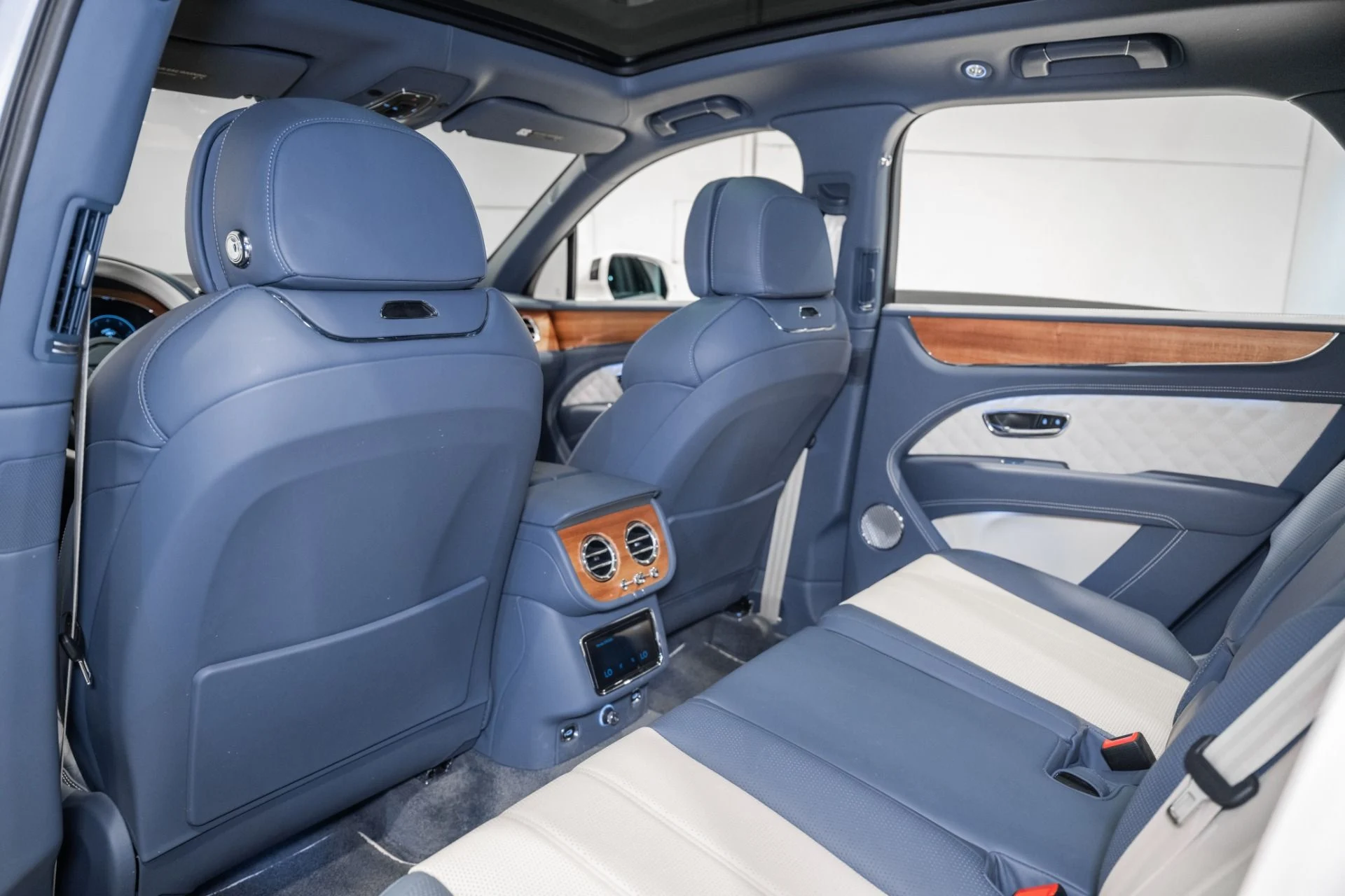 mph021_3610742248_Used_2023_Bentley_Bentayga_V8_1773161600_22771db32f