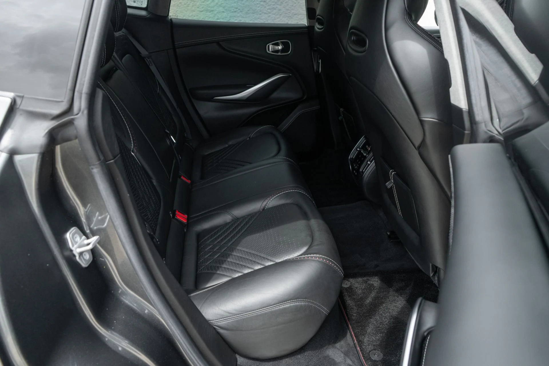 mph021_3643609329_Used_2021_Aston_Martin_DBX_1777485060_2a30430bf9