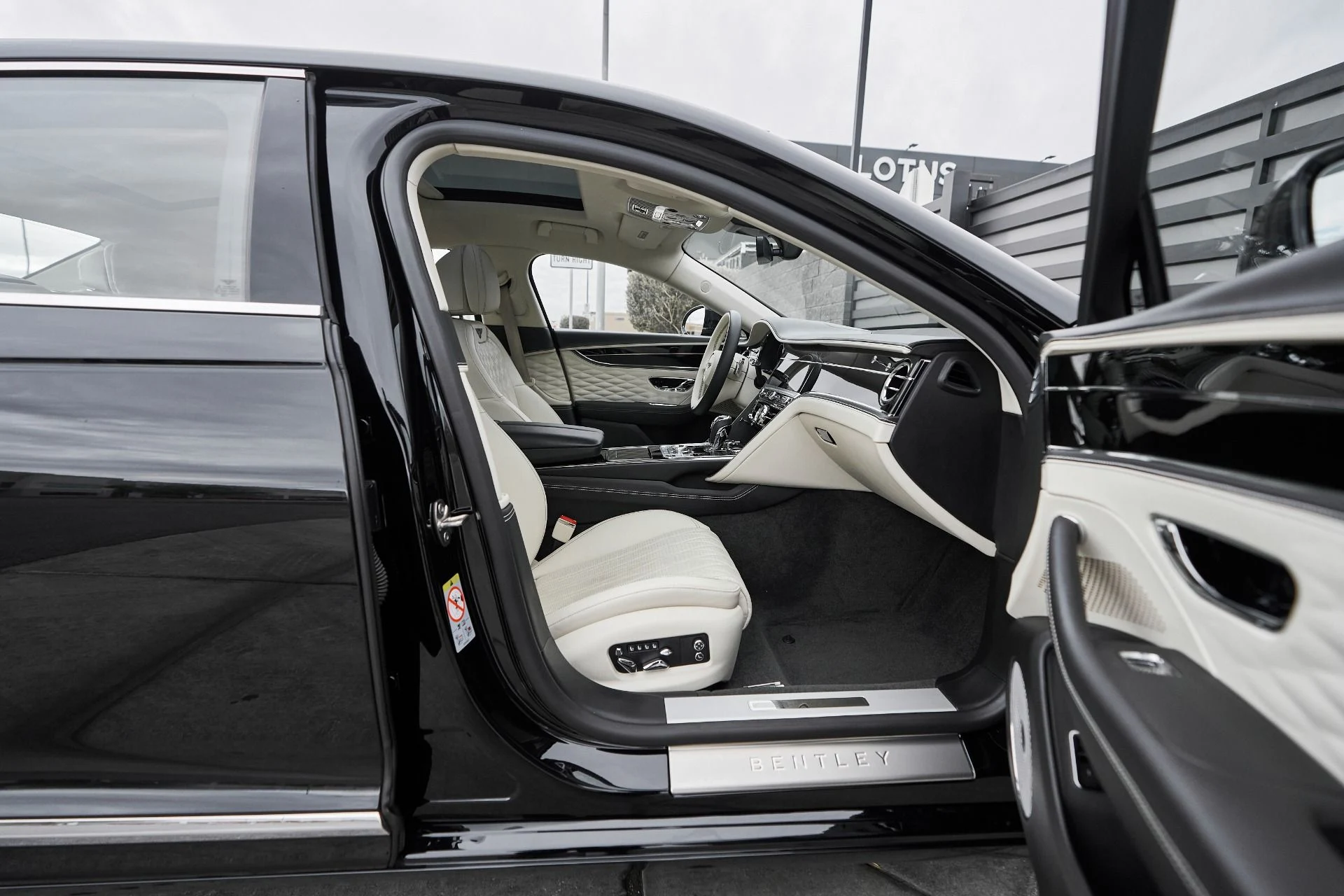 mph021_364486680_Used_2022_Bentley_Flying_Spur_V8_1763502788_56ff45bdac