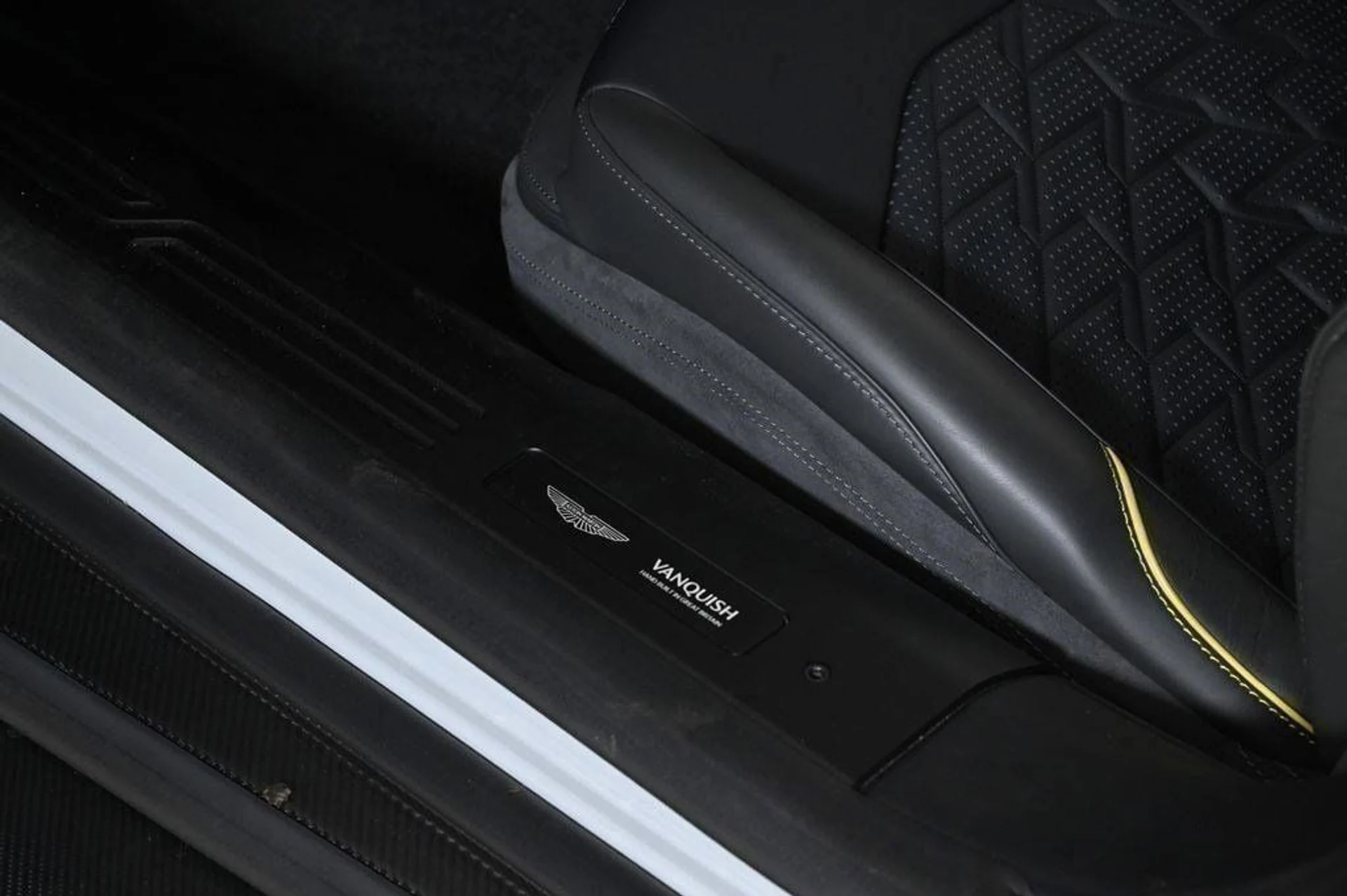 mph021_3652751528_used_2025_aston_martin_vanquish_coupe_11350_22829268_21_1024_76ada3eb21