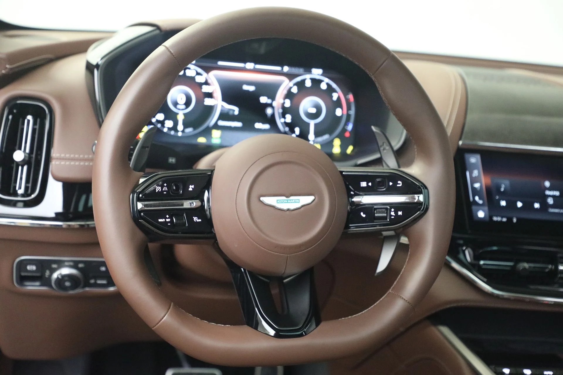 mph021_3654553382_Used_2026_Aston_Martin_DBX_707_1780931430_fc17dc5b5a