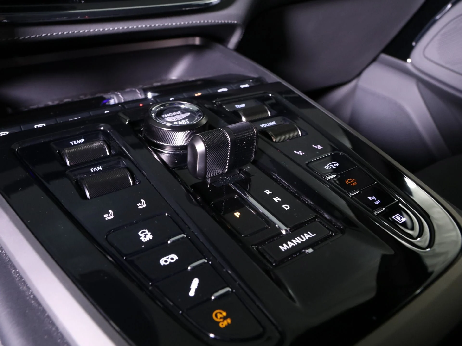 mph021_3664213790_New_2025_Aston_Martin_DBX_707_1768458252_8565a0fa96