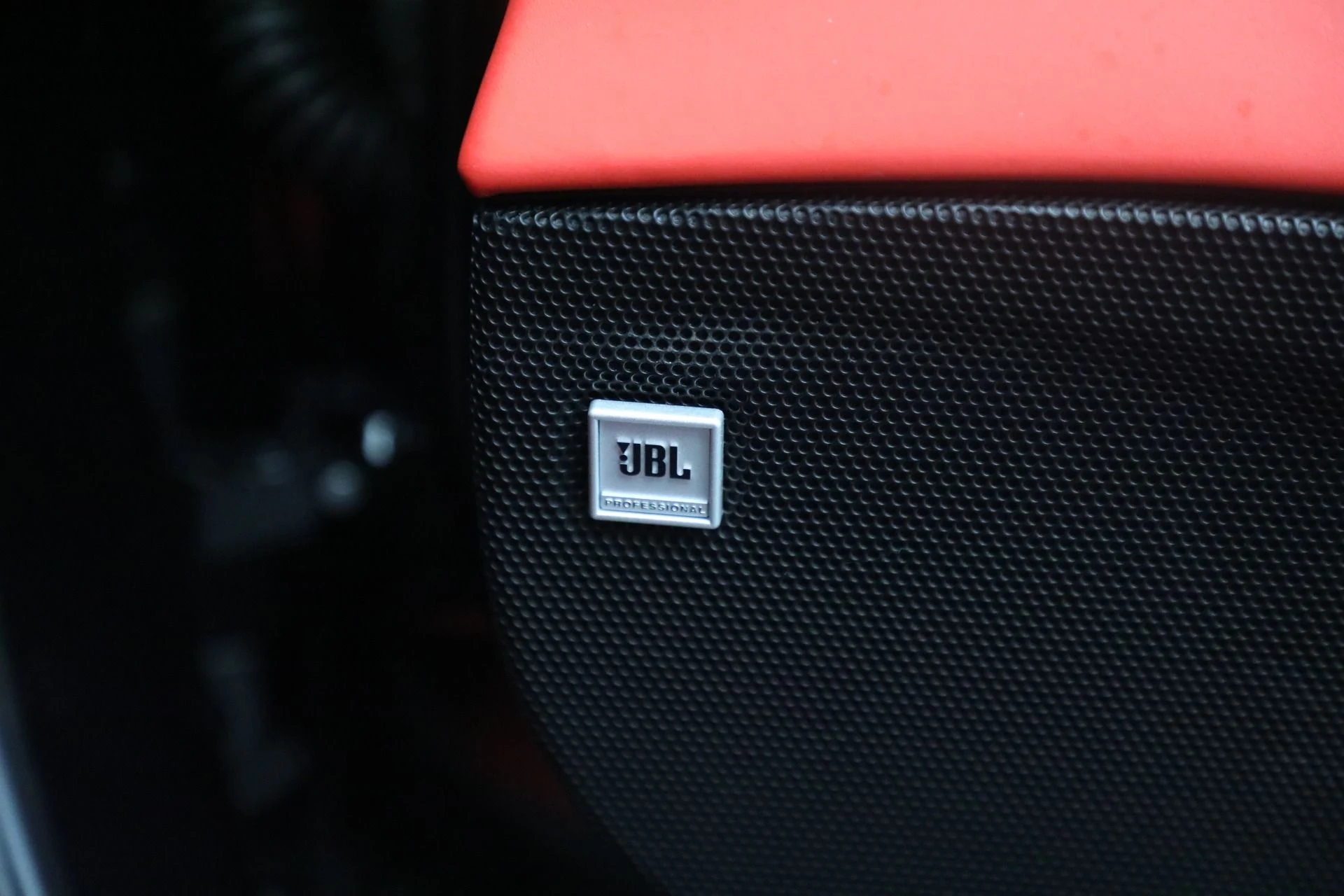 mph021_3669385143_Used_2020_Ferrari_F8_Tributo_1762209195_c67f15eb0a