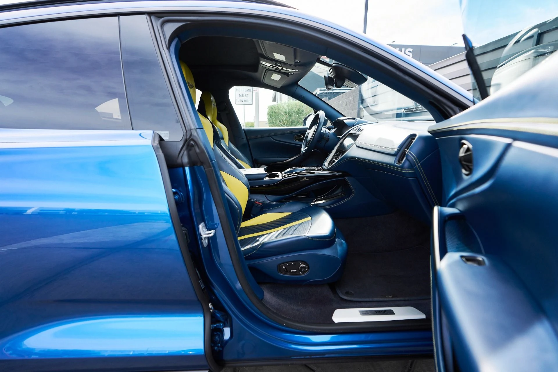 mph021_3675997061_Used_2023_Aston_Martin_DBX_707_1762900328_61c2ea1a72