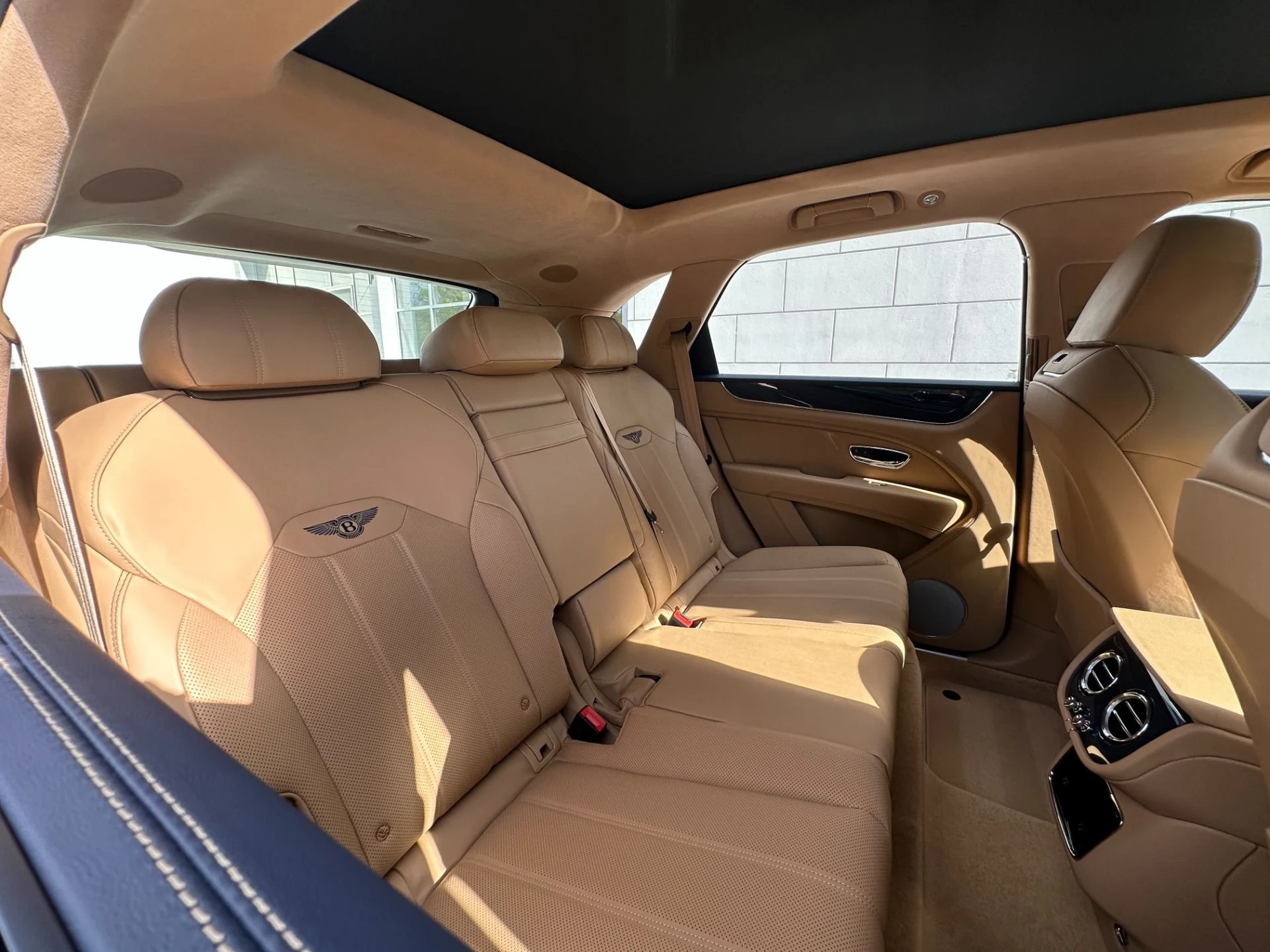 mph021_3723079576_Used_2026_Bentley_Bentayga_V8_1786136527_c2c20eb299