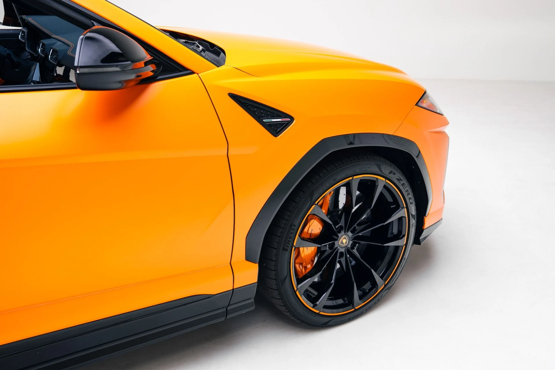 mph021_3747174628_Used_2022_Lamborghini_Urus_1765496956_5d2bb67804