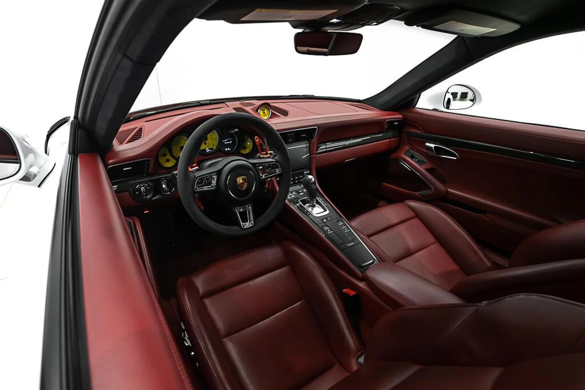 mph021_3763075194_porsche_911_2018_jpg_v_1758918548_c431738d65