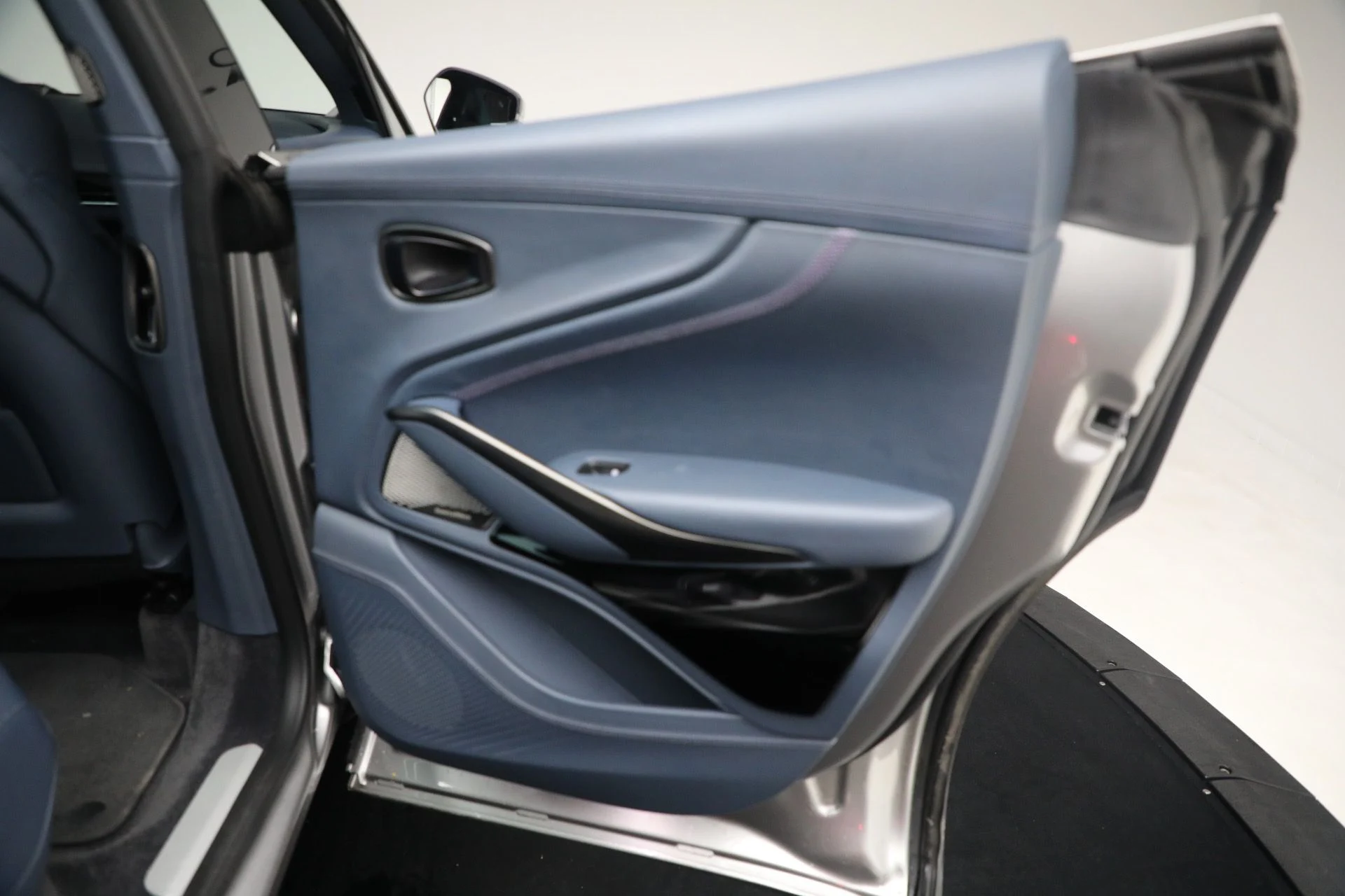 mph021_376573817_New_2025_Aston_Martin_DBX_707_1762018753_c693f46acf