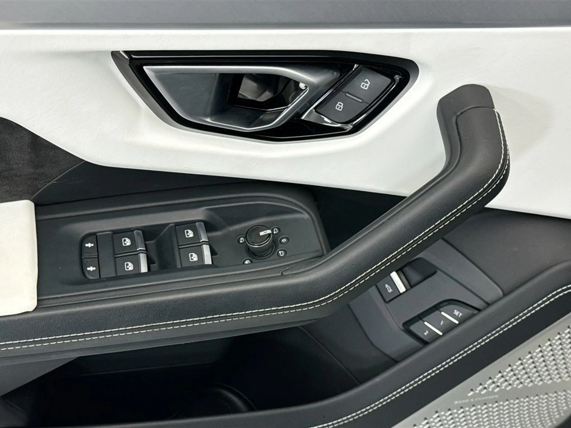 mph021_3774937819_used_2019_lamborghini_urus_awd_8119_23021211_22_1024_00207c6762