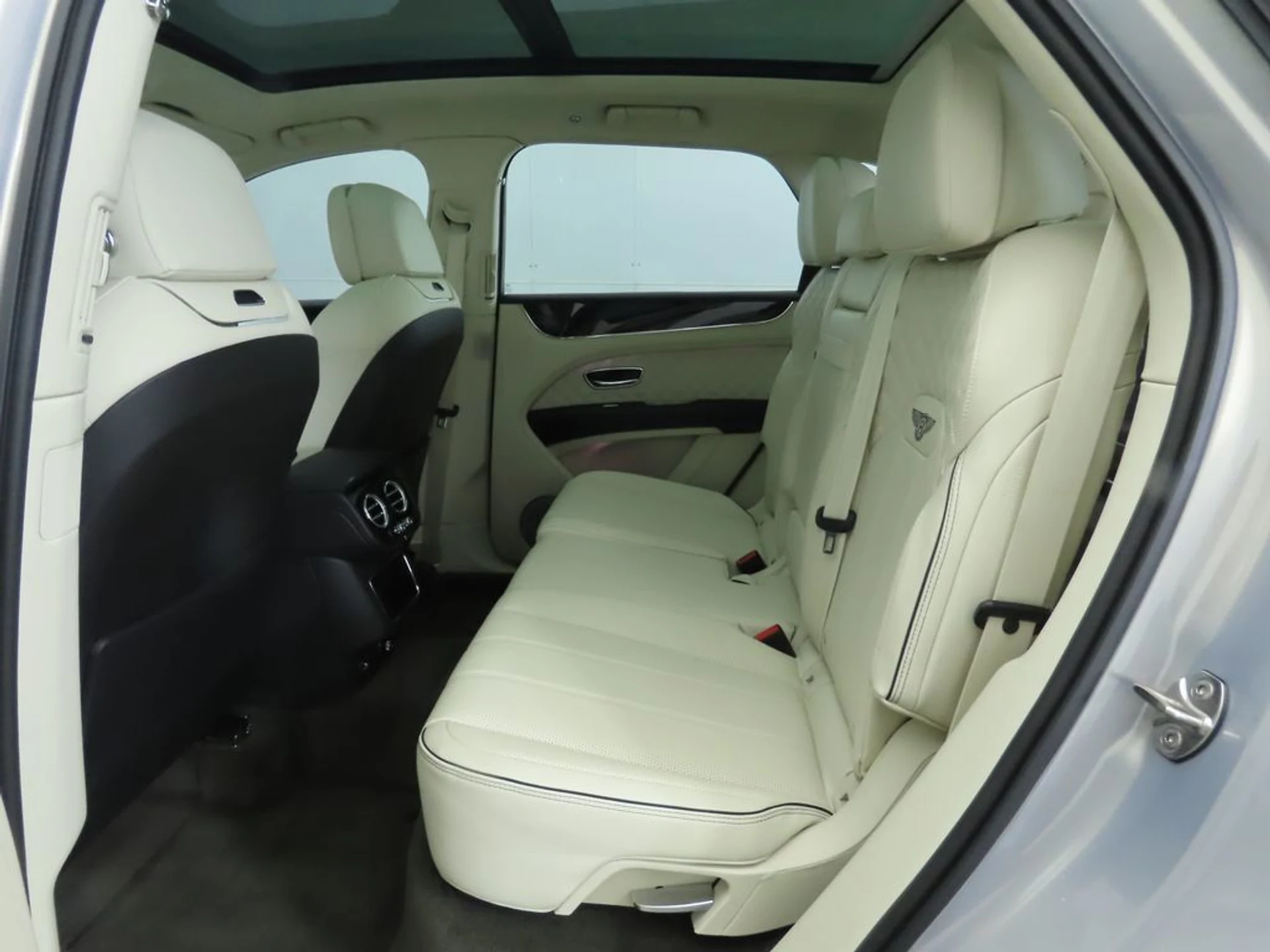mph021_3812087446_used_2022_bentley_bentayga_v8awd_8119_22936219_22_1024_ad67d0eead