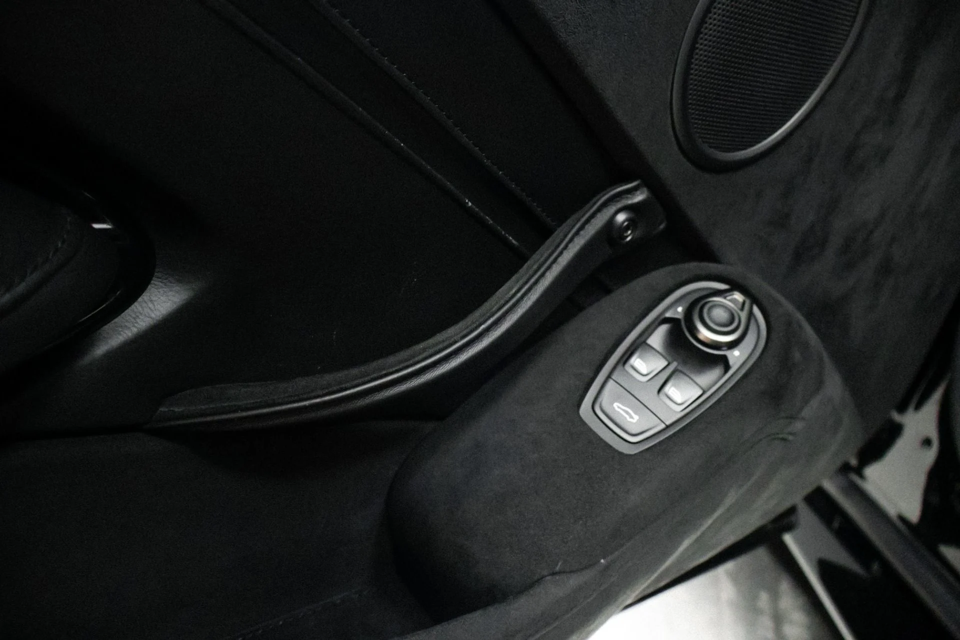 mph021_3816497078_Used_2019_Aston_Martin_Vantage_1760536452_57550b3d3c