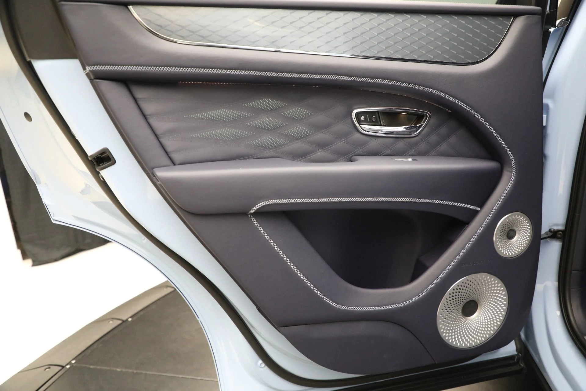 mph021_3821169830_New_2025_Bentley_Bentayga_Azure_V8_852867e167