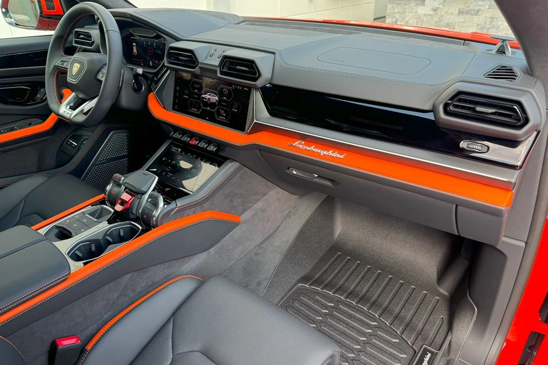 mph021_3822058612_Used_2025_Lamborghini_Urus_SE_1764804778_9e4139ce4e