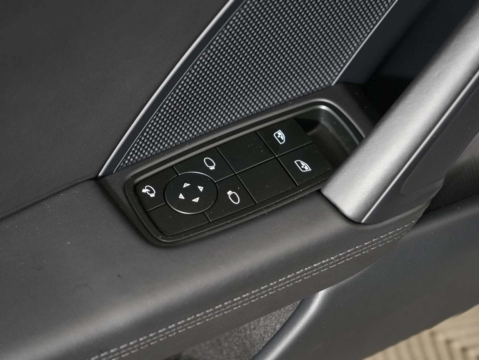 mph021_3836998733_22_6938b54120