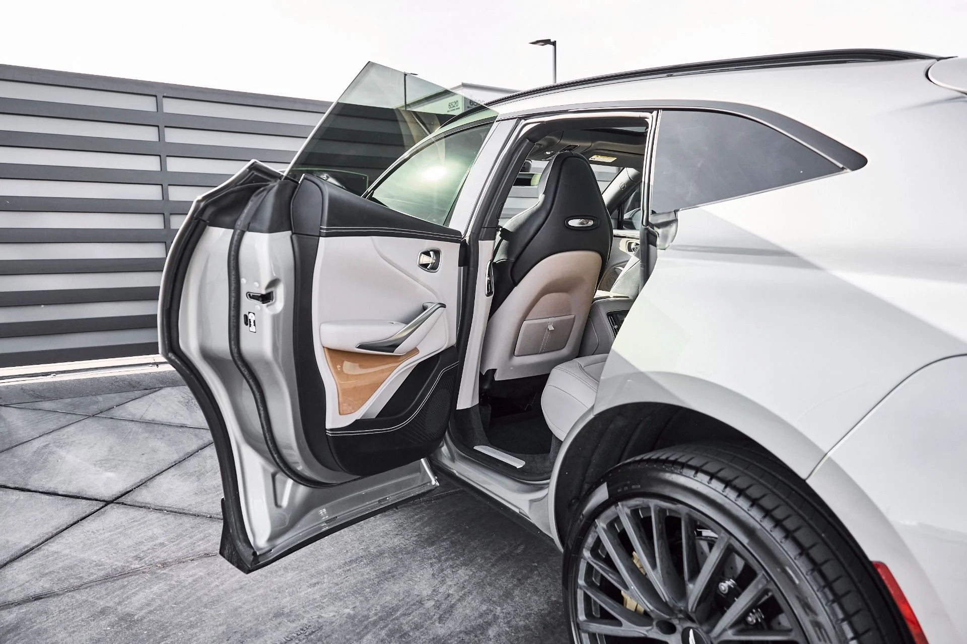 mph021_3849791318_Used_2023_Aston_Martin_DBX_707_1774652365_820a3668e4