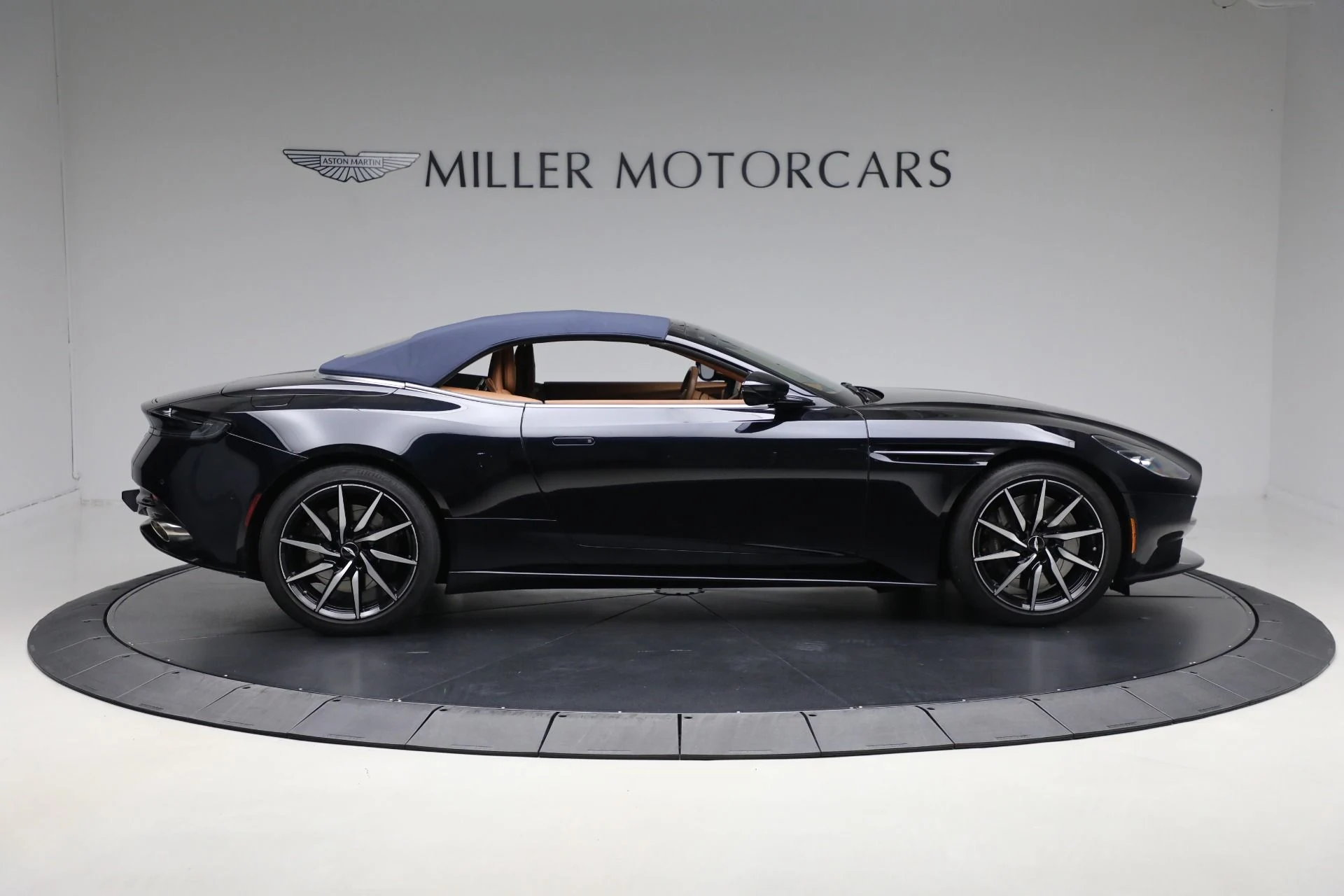 mph021_3849957719_Used_2022_Aston_Martin_DB_11_Volante_149fd7c38f