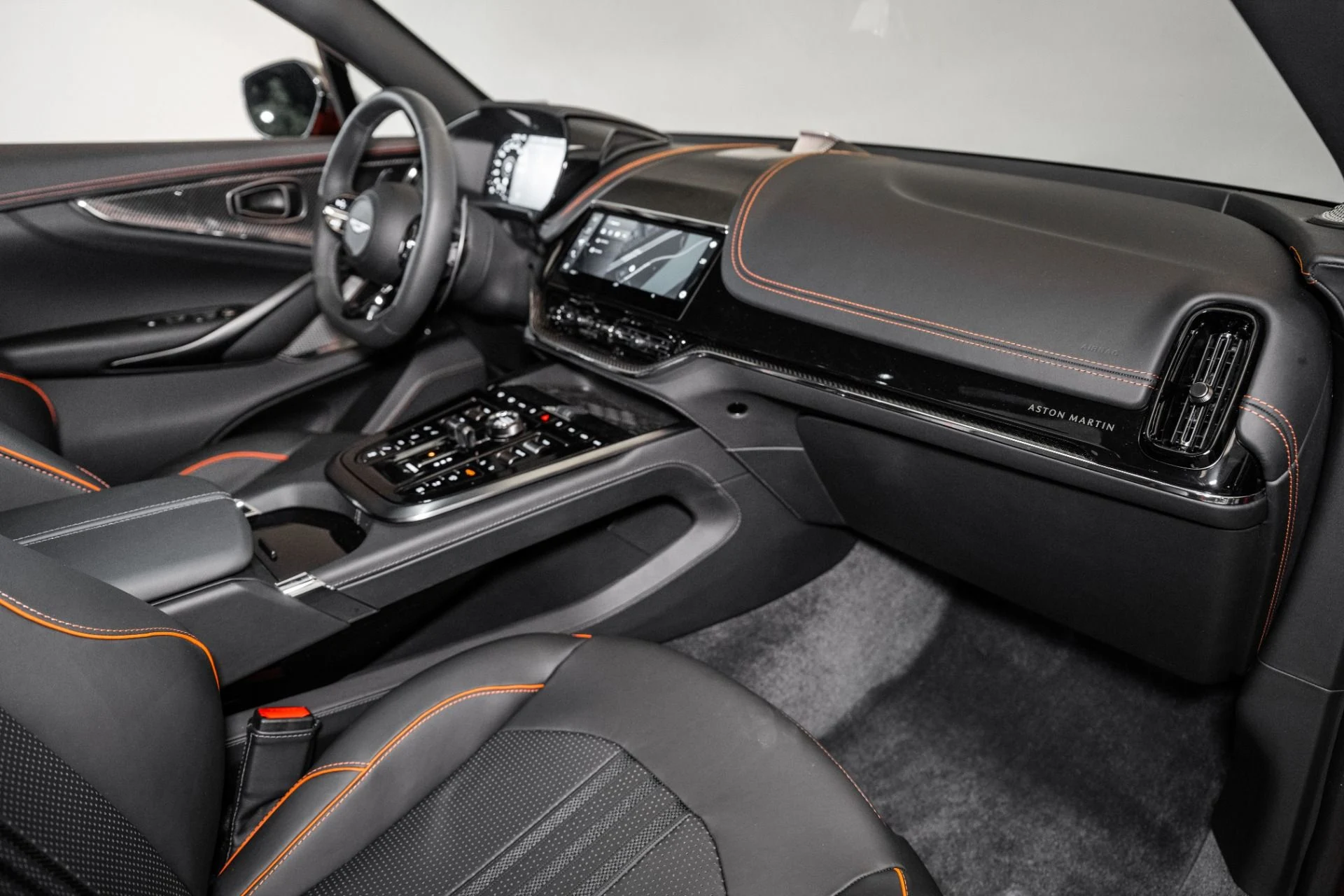 mph021_38719519_Used_2025_Aston_Martin_DBX_707_1748959342_2626636064