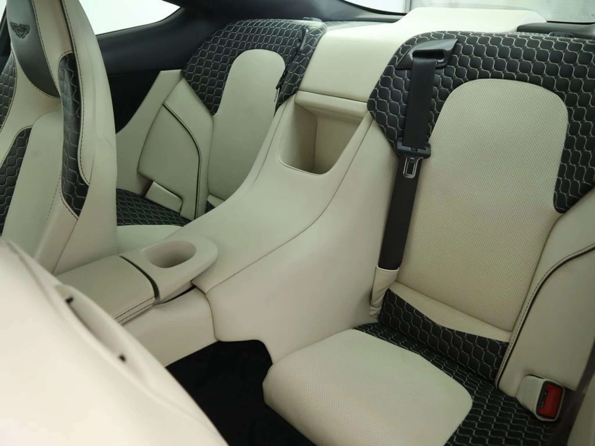 mph021_3890784224_used_2015_aston_martin_vanquish_2drcoupe_8119_22944423_22_1024_3cb79b8da4