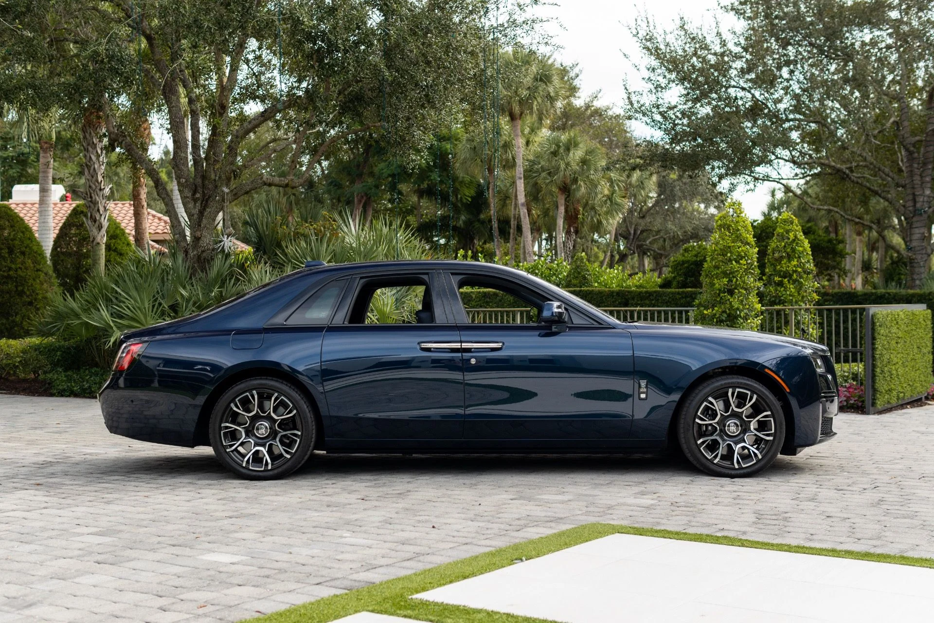 mph021_3892639722_Used_2023_Rolls_Royce_Black_Badge_Ghost_1765569637_cb28a18e7e