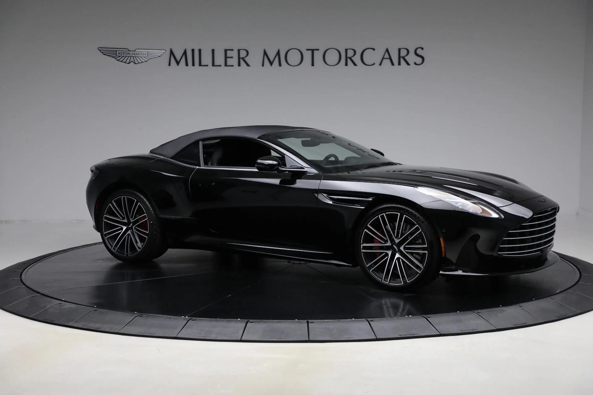 mph021_3925870952_New_2025_Aston_Martin_DB_12_Volante_1b9da12abe