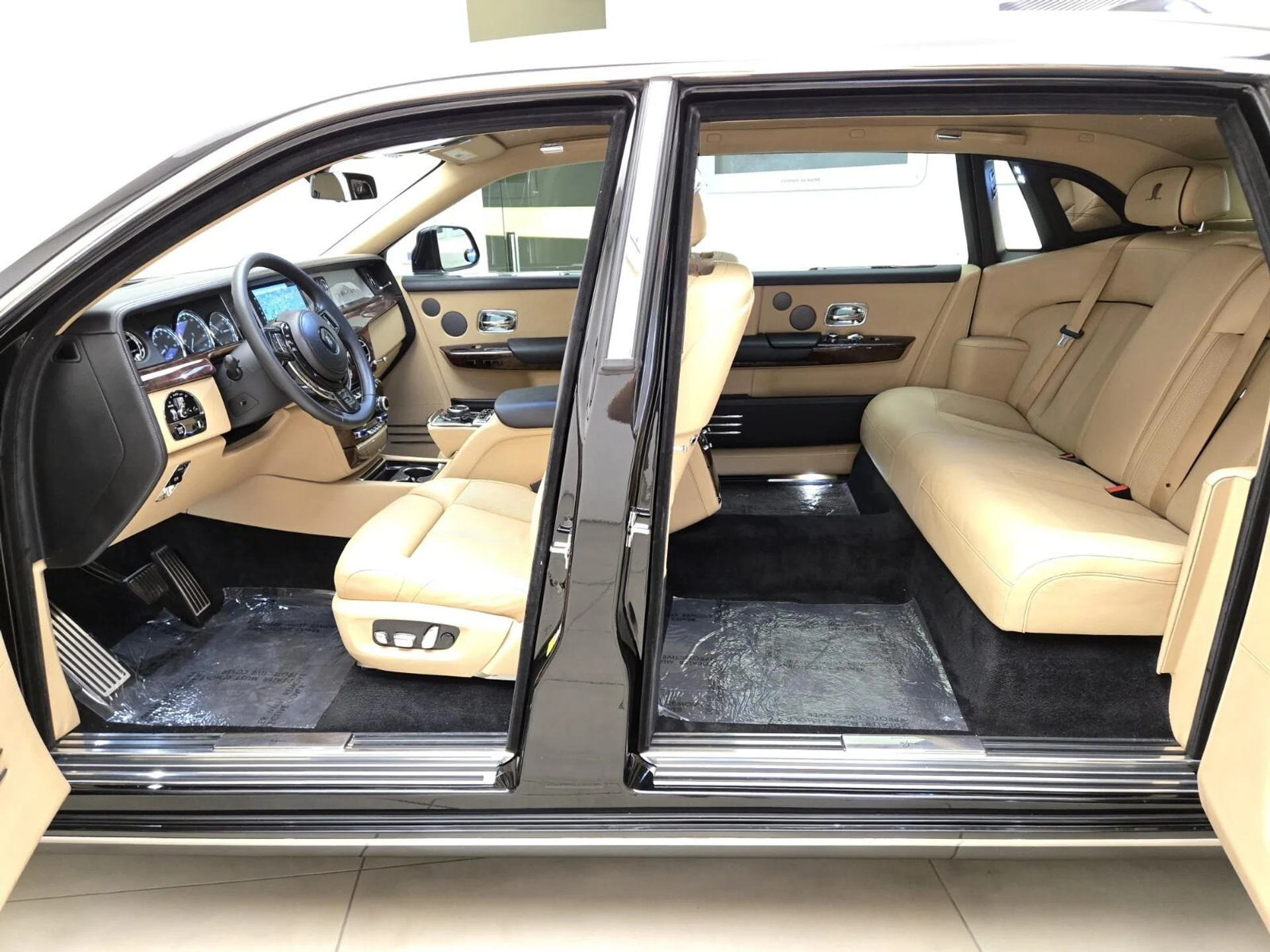 mph021_393260382_Used_2020_Rolls_Royce_Phantom_1759993949_3027d8f025