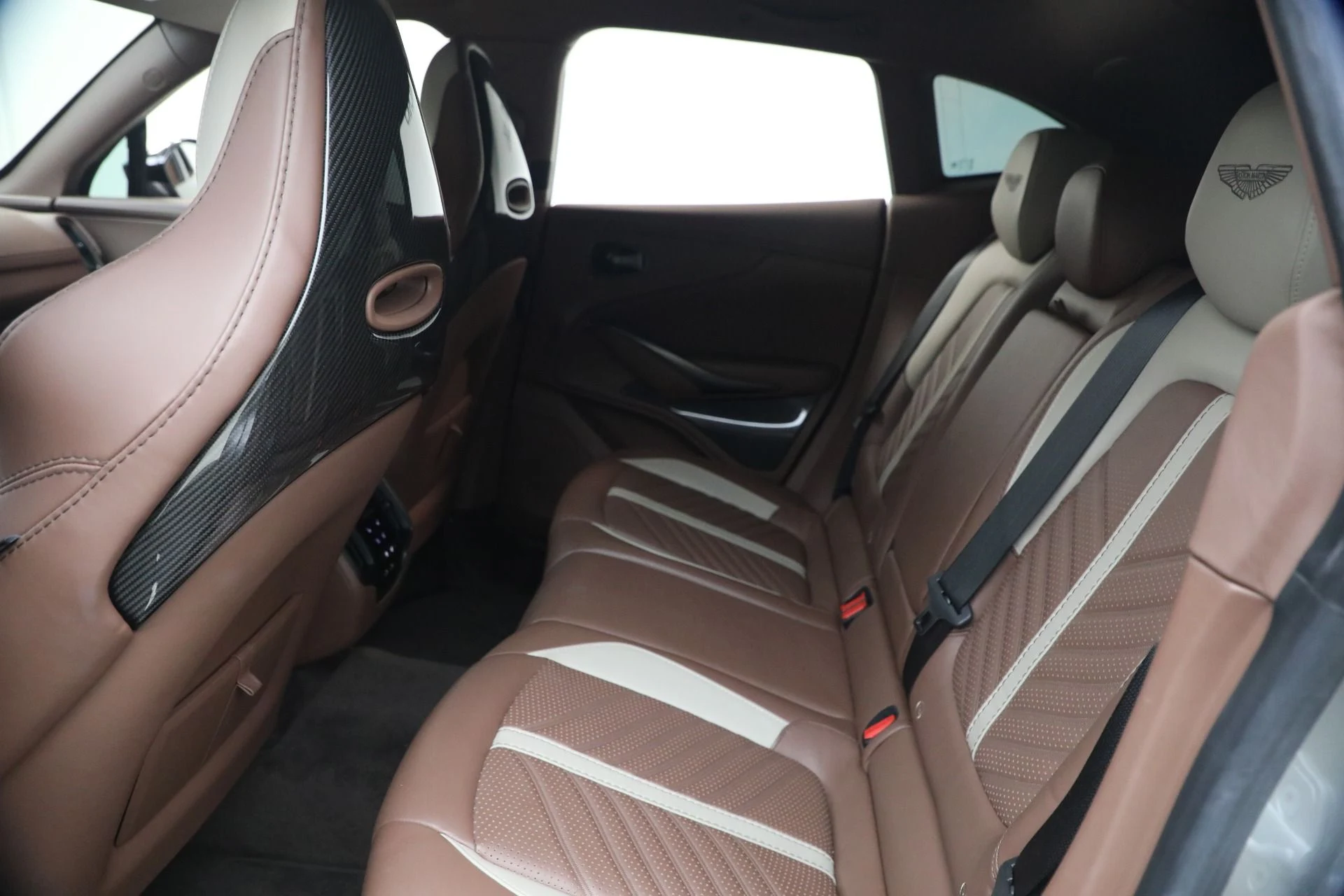 mph021_3944701570_Used_2023_Aston_Martin_DBX_707_1773406329_e035073040