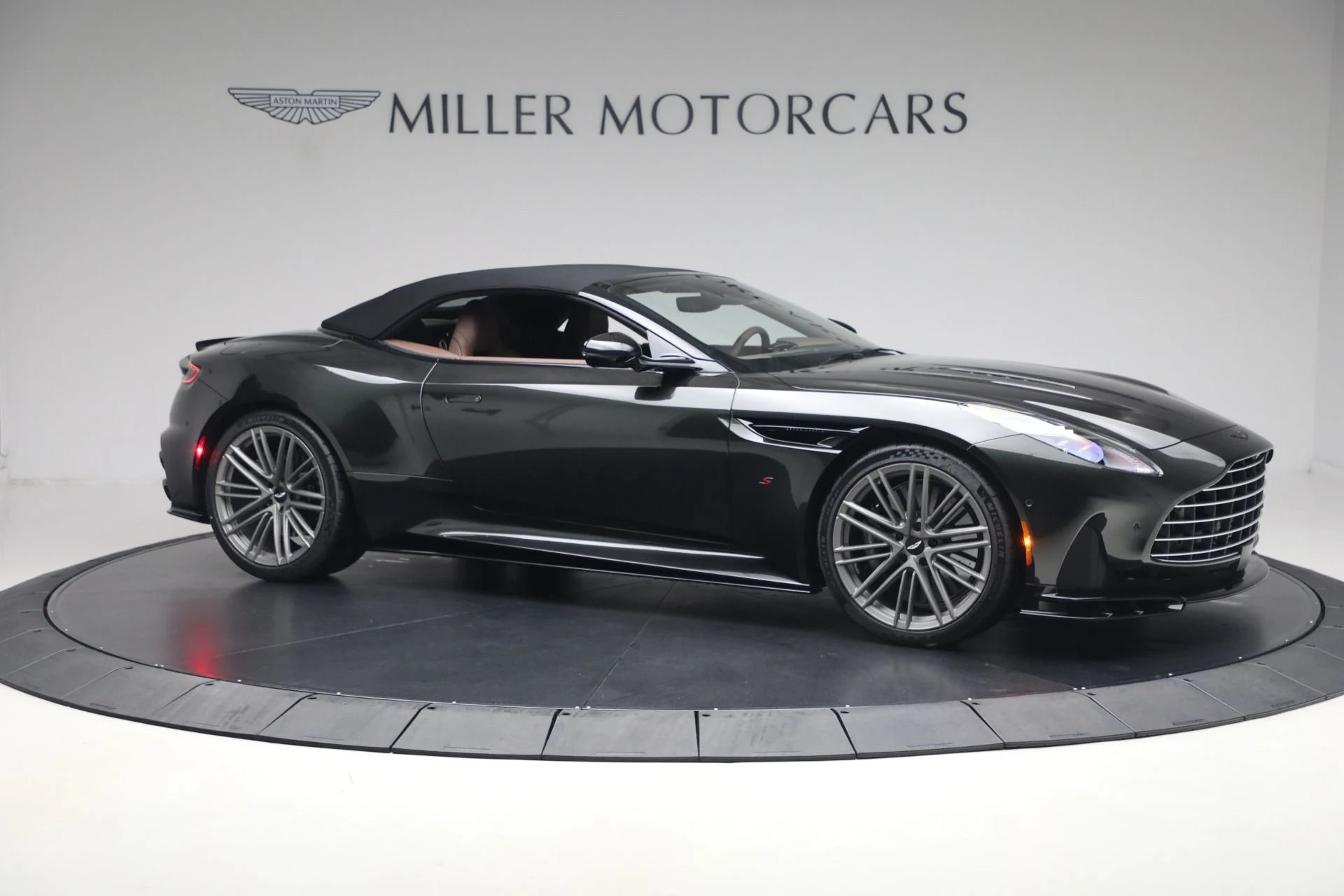 mph021_3946648681_New_2026_Aston_Martin_DB_12_S_Volante_1787328919_931f52c301