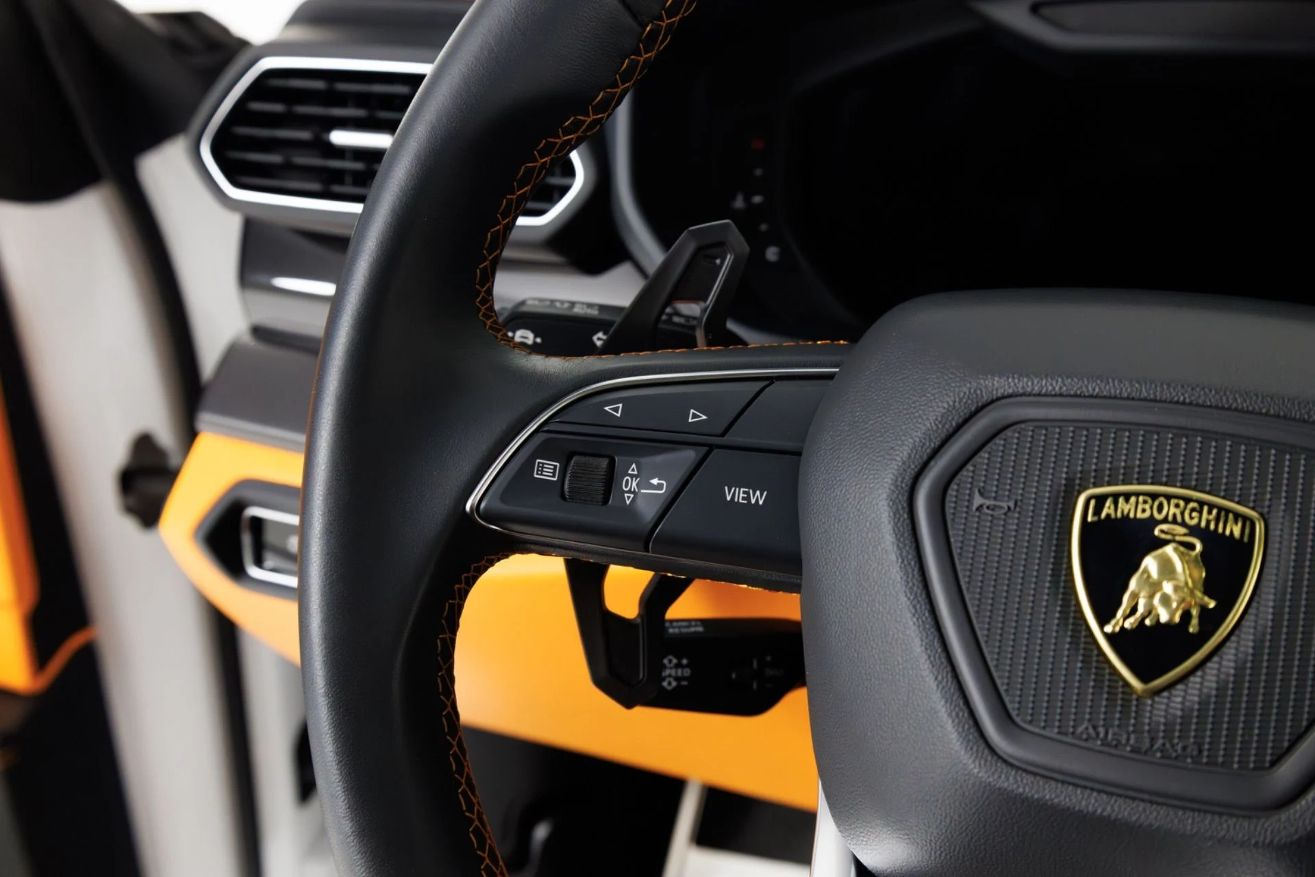 mph021_397161643_Used_2024_Lamborghini_Urus_S_1775674860_644586cf43