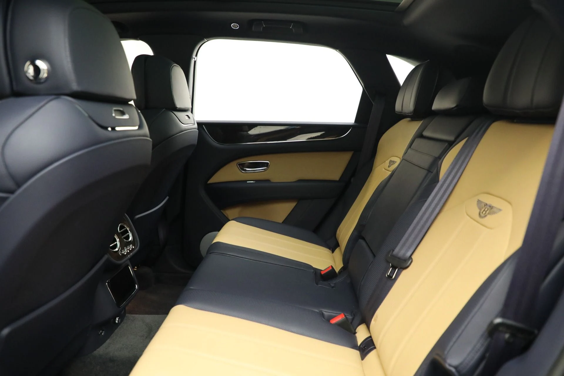 mph021_3978364005_Used_2022_Bentley_Bentayga_V8_4fb342b602