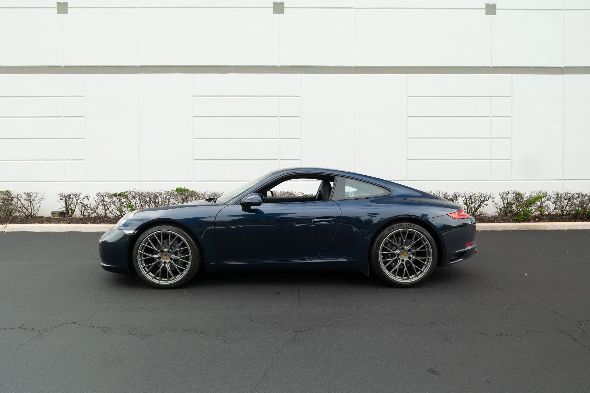 mph021_3983236253_Used_2019_Porsche_911_Carrera_1759430060_ecbfb74707
