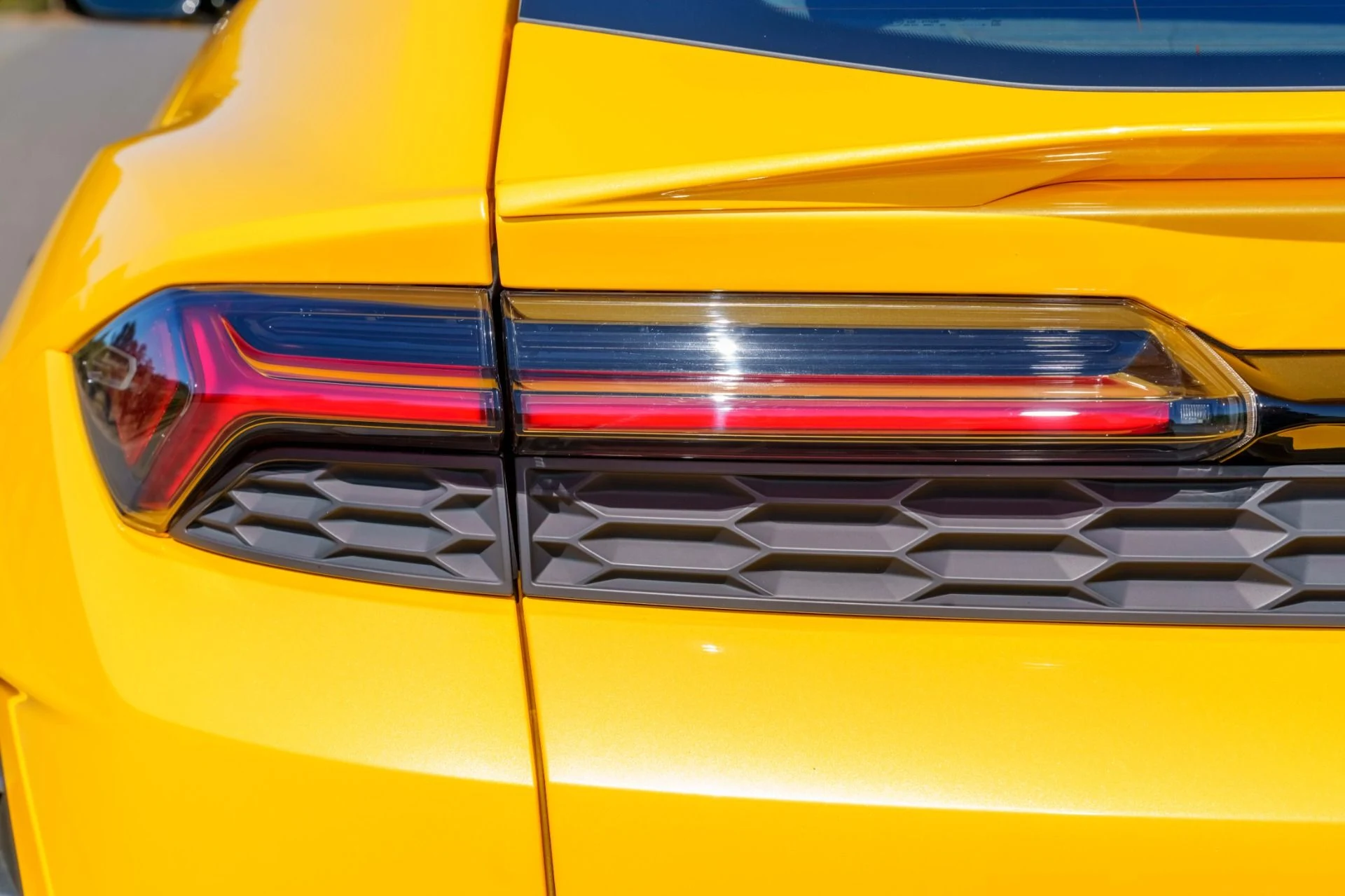 mph021_3985834741_Used_2025_Lamborghini_Urus_SE_1759793230_d45cbfcc8d