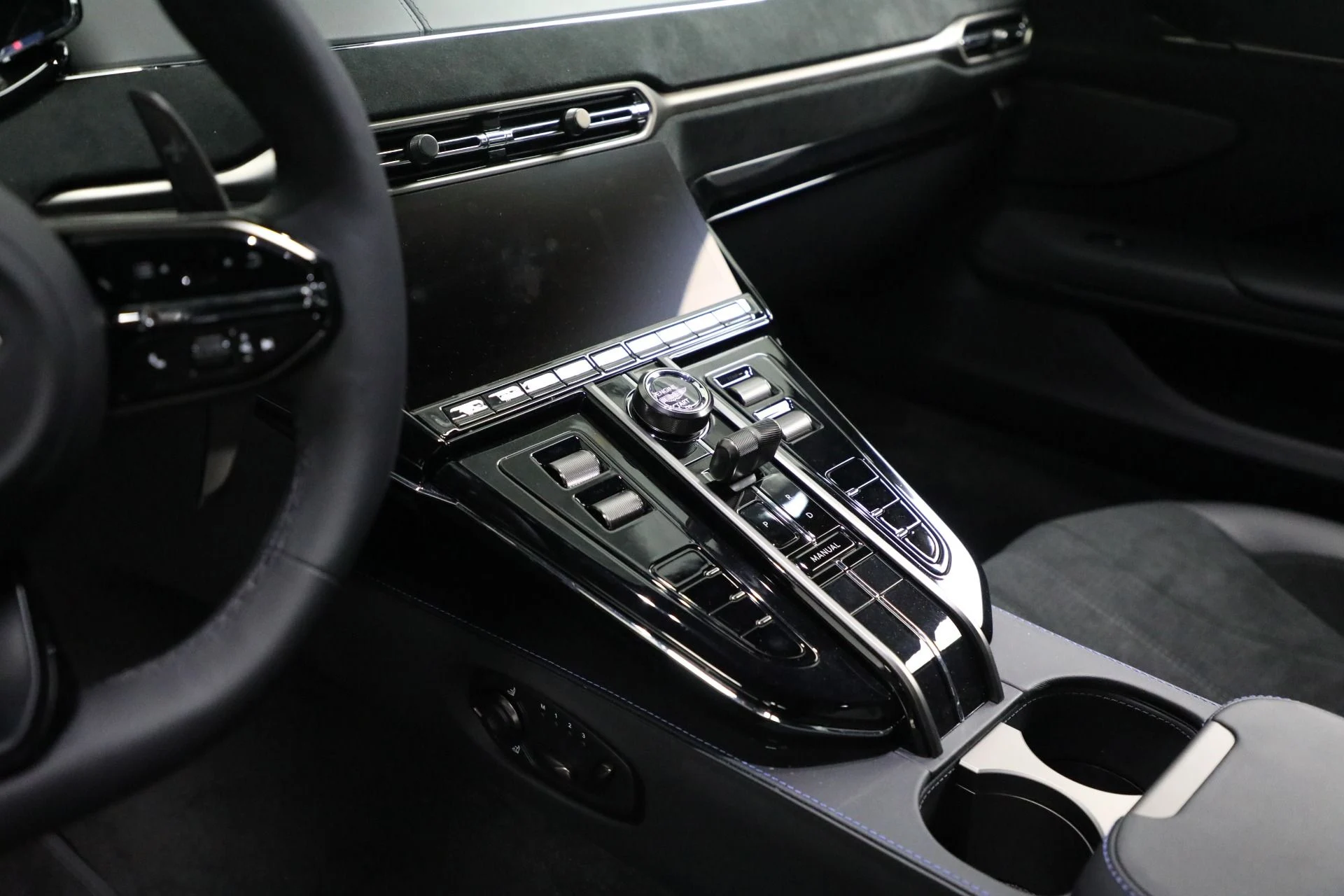 mph021_4000037251_Used_2025_Aston_Martin_Vantage_1744376582_620b4d9493